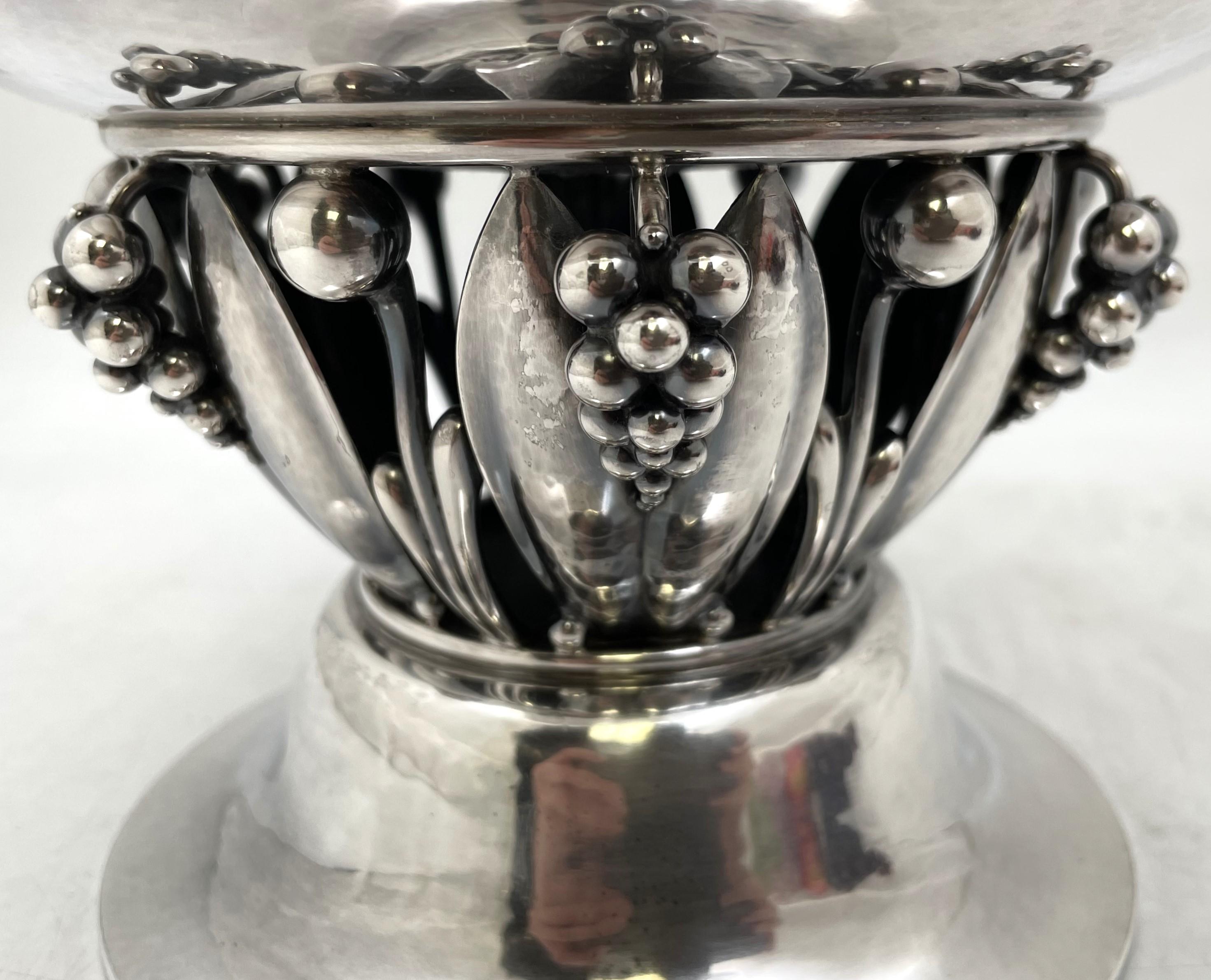 XX secolo Ciotola da centrotavola in argento martellato Georg Jensen #197C Stile Art Nouveau in vendita