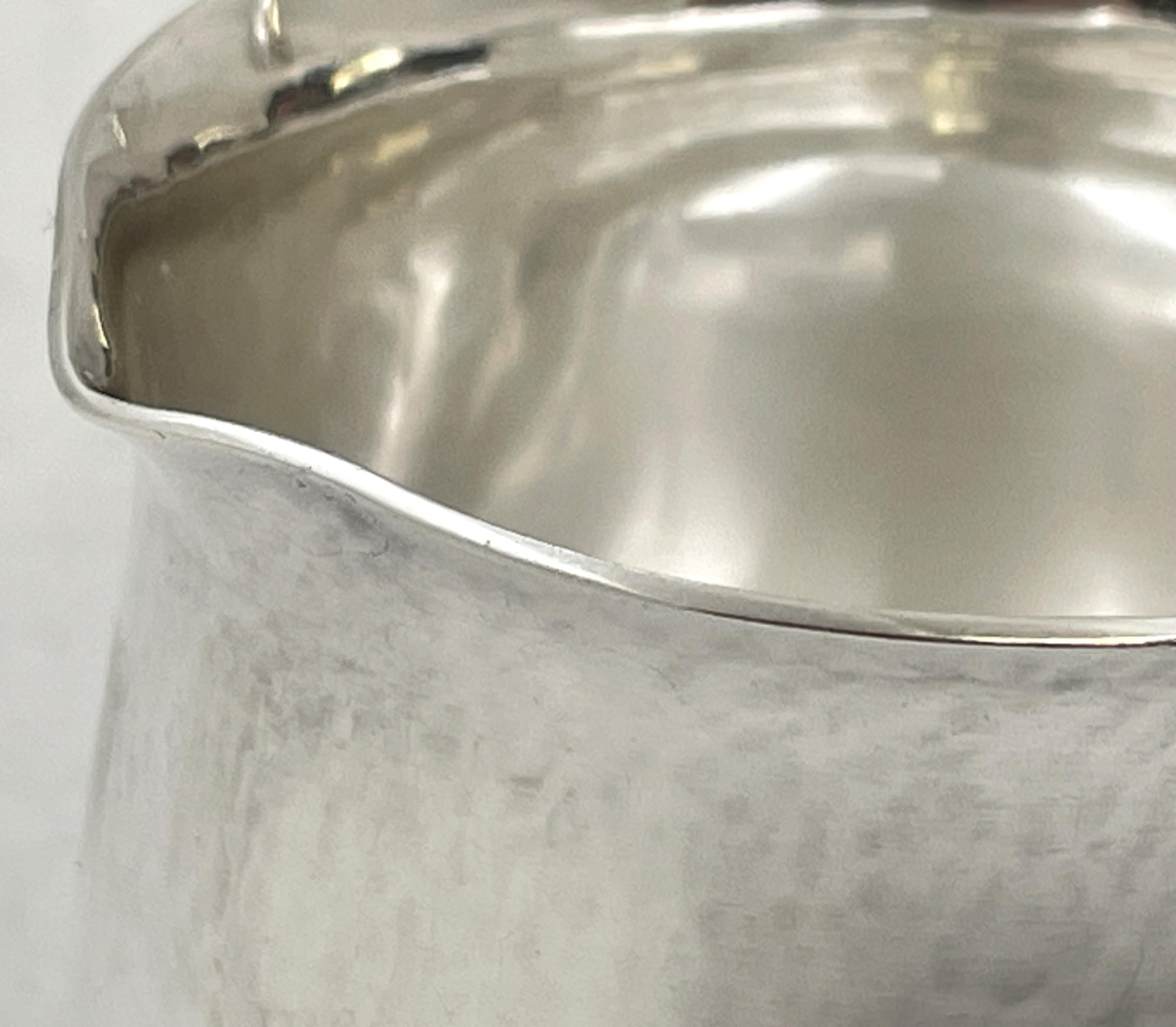 Cremiera / Brocca in argento martellato Georg Jensen #527 In condizioni buone in vendita a New York, NY