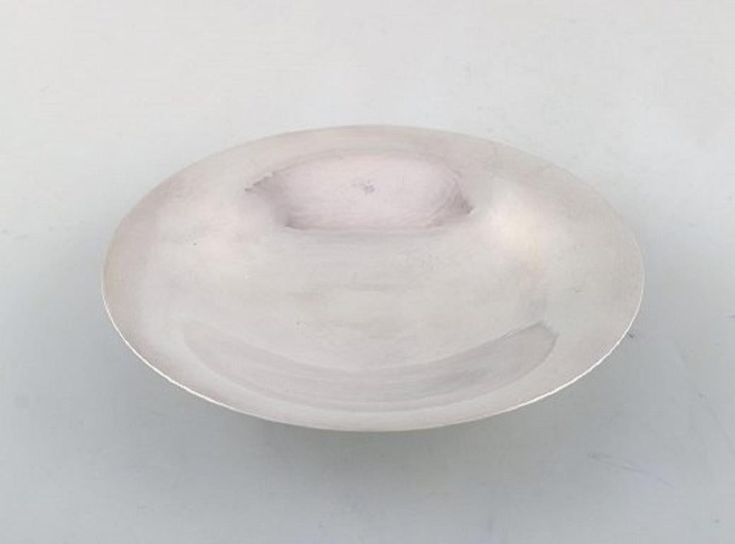 Georg Jensen sterling silver hammered dish on foot. Designed by Harald Nielsen # 620B.
Measure: Diameter 16.5 cm.
Stamped.
In perfect condition.