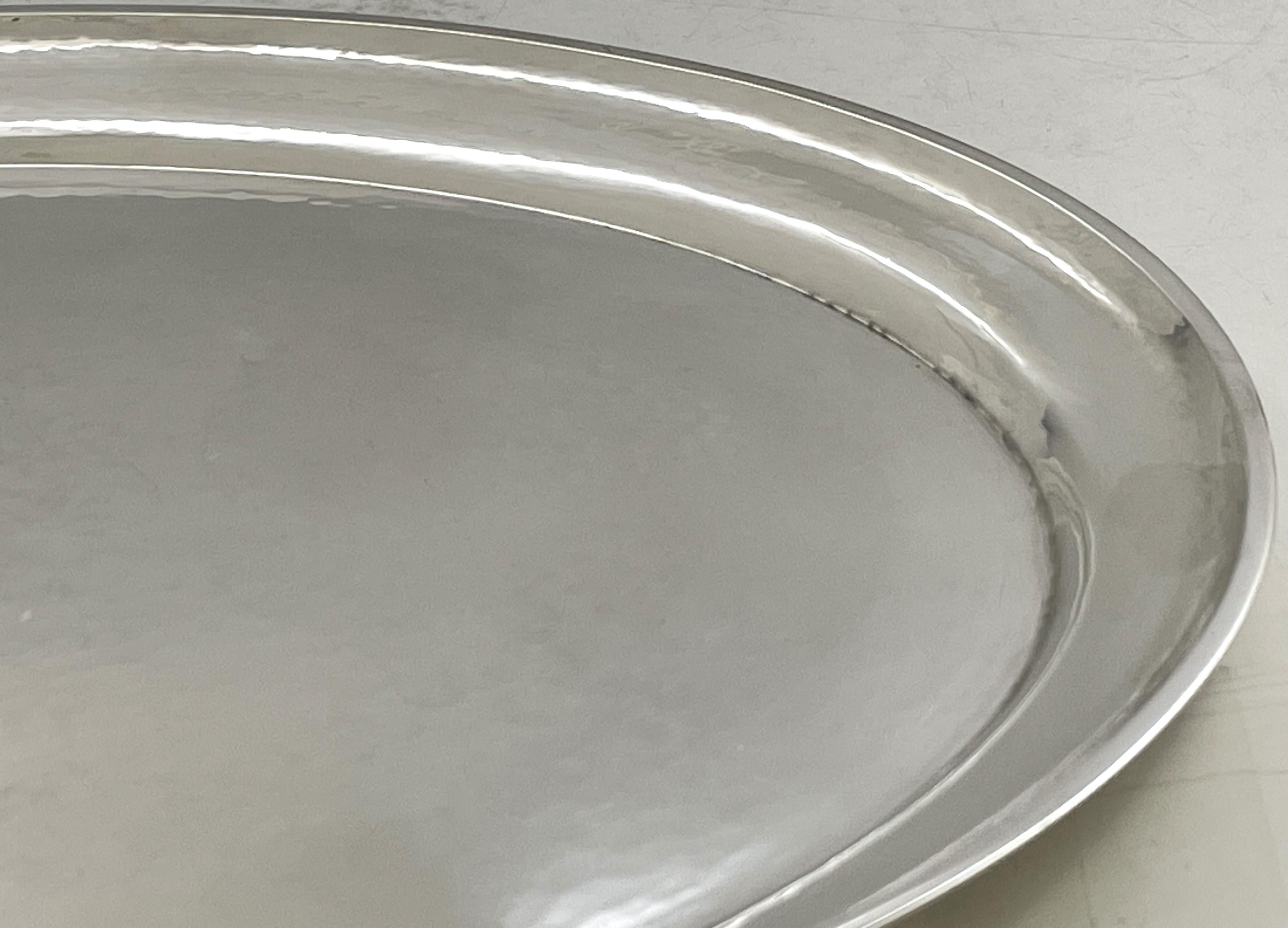 Georg Jensen Sterling Silver Hammered Platter Tray in Continental Pattern #223C en Bueno estado para la venta en New York, NY