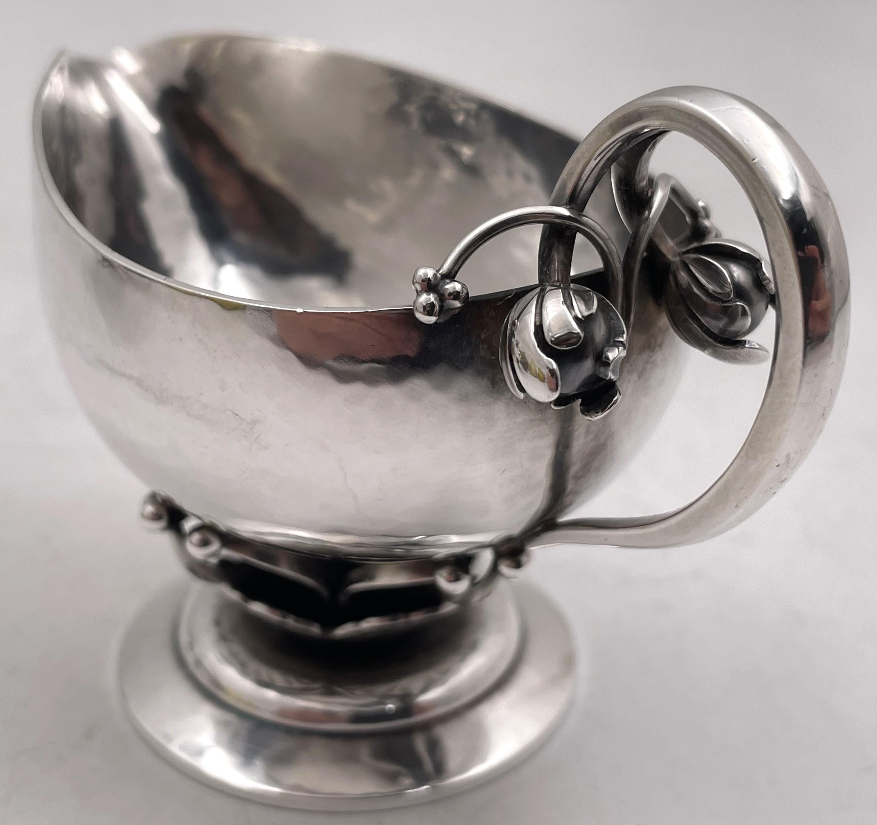 Cremiera e zuccheriera in argento sterling di Georg Jensen martellata a mano #235A In condizioni buone in vendita a New York, NY