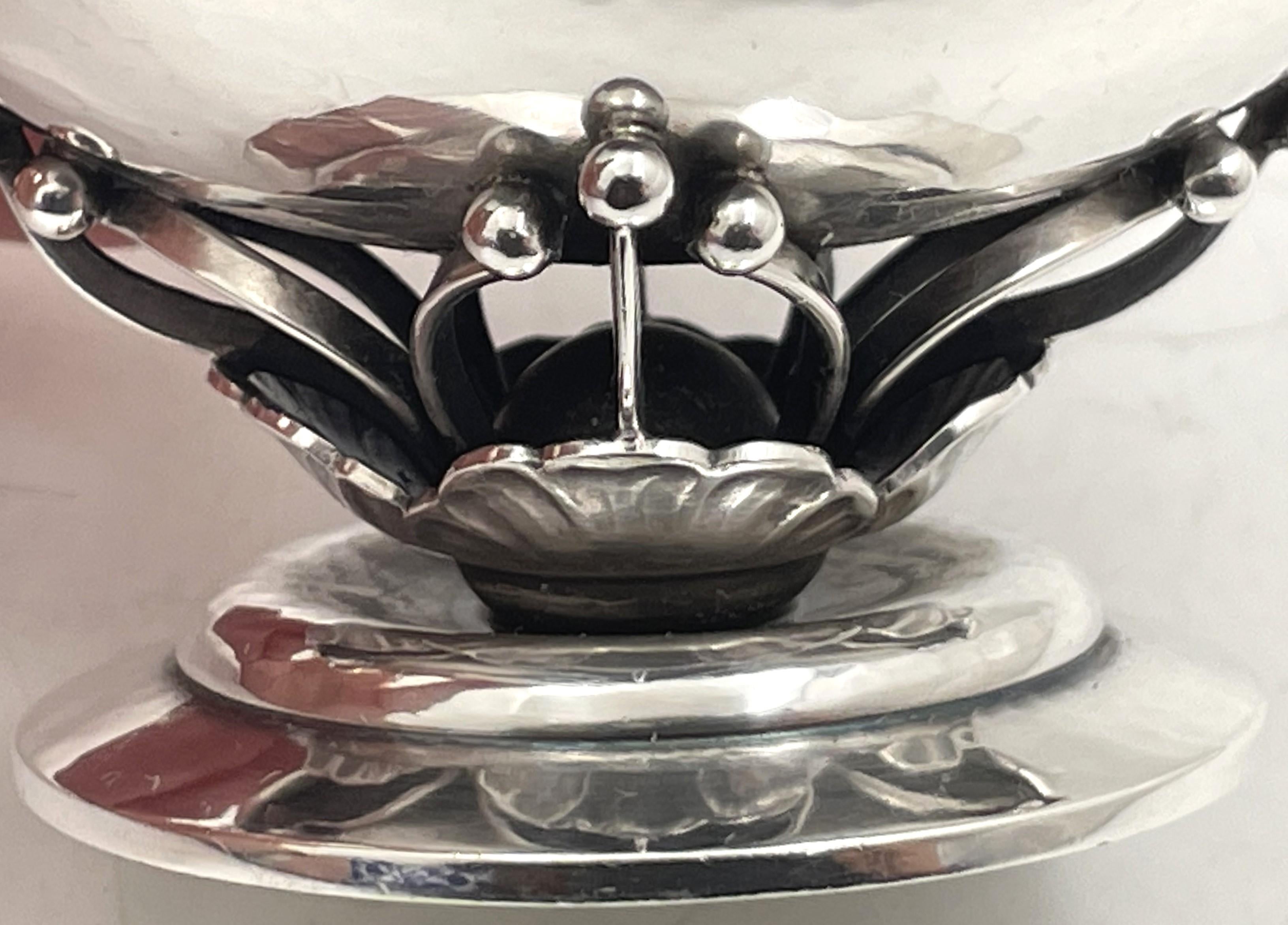 XX secolo Cremiera e zuccheriera in argento sterling di Georg Jensen martellata a mano #235A in vendita
