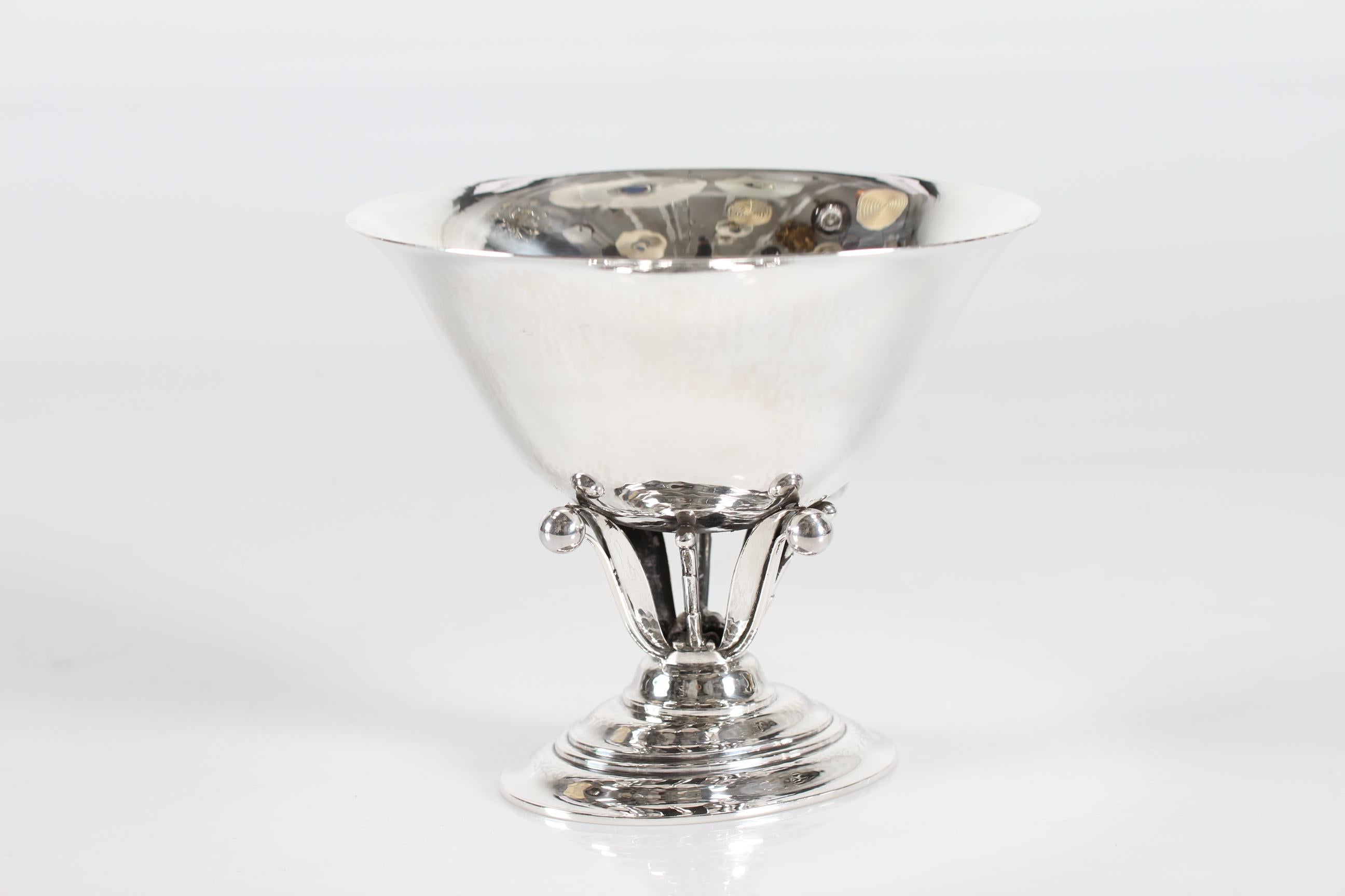 Georg Jensen bowl on oblong foot model number 6.

 
Made of handcrafted sterling silver with stamp from the periode after 1945.
Originally is this bowl designed in 1915 by artist Johan Rohde who worked for Georg Jensen for a long period.