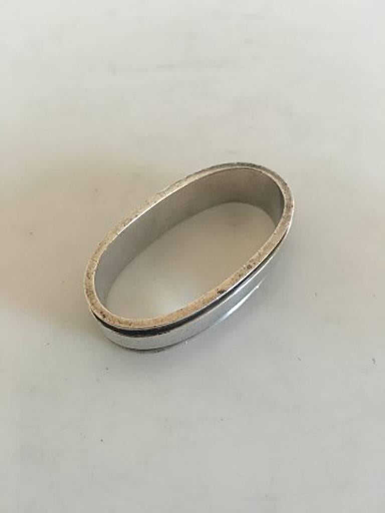 Georg Jensen sterling silver Harald Nielsen napkin ring #22B. Has a few dents around the edges, but is overall in a good condition. Measures 4.5 x 2.5 cm / 1 49/64 in. x 0 63/64 in.