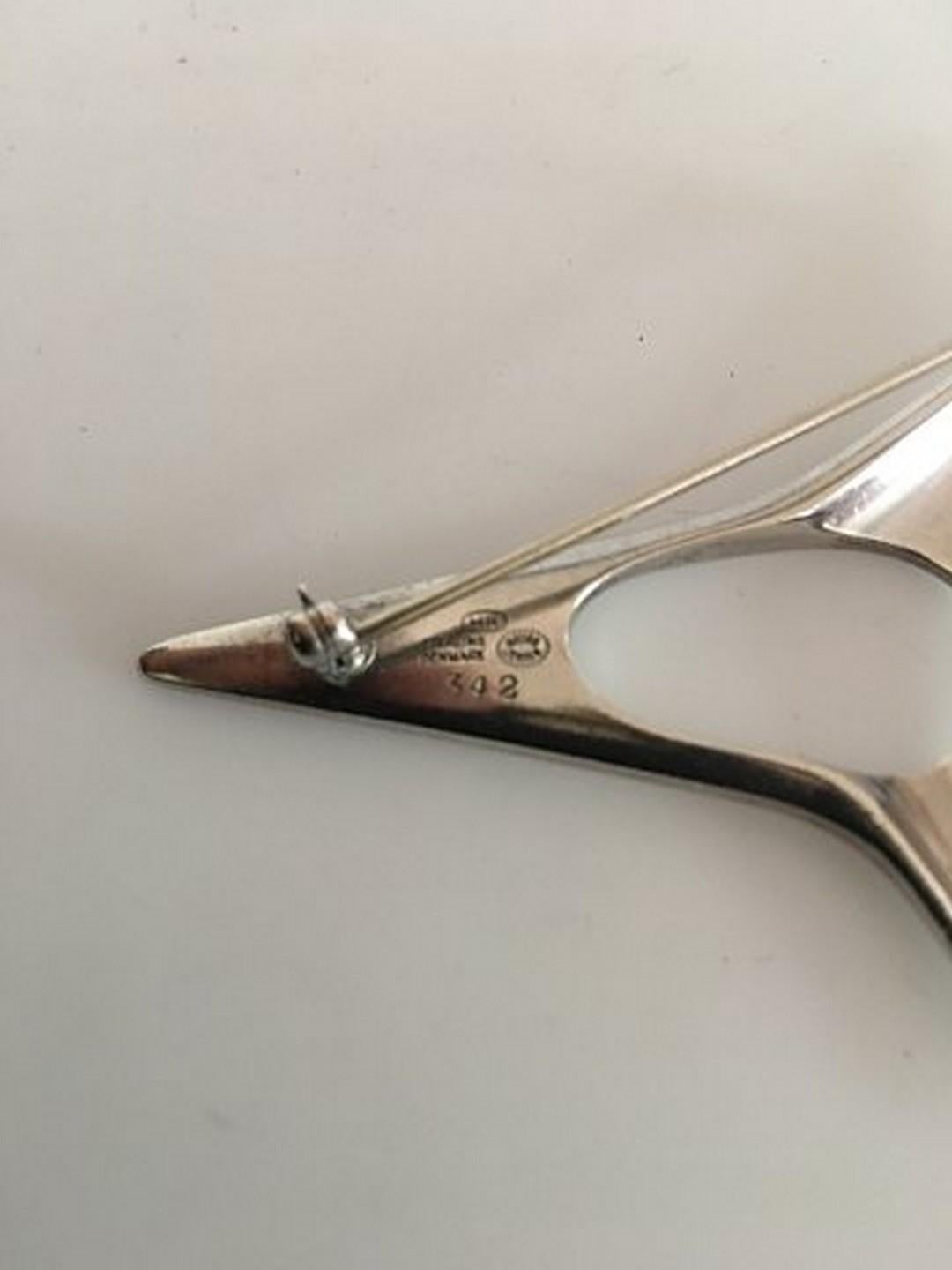 Georg Jensen Spilla Henning Koppel in argento sterling n. 342. Misura 7,8 cm / 3 5/64 in. x 5,6 cm / 2 13/64 in. Pesa 16 g / 0,55 oz.