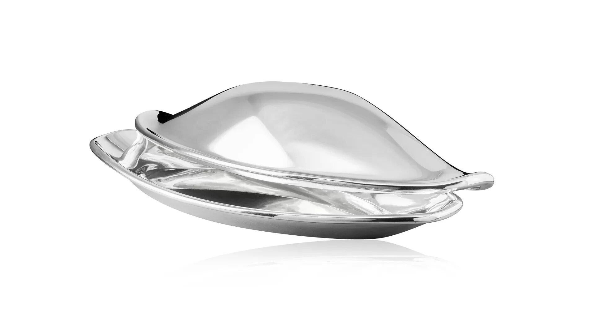 Bandeja de pescado Georg Jensen nº 1026, diseñada por Henning Koppel en 1954. Esta pieza icónica, que forma parte de la colección del Museo del Diseño Danés (antes Kunstindustrimuseet), muestra la notable contribución de Koppel al diseño
