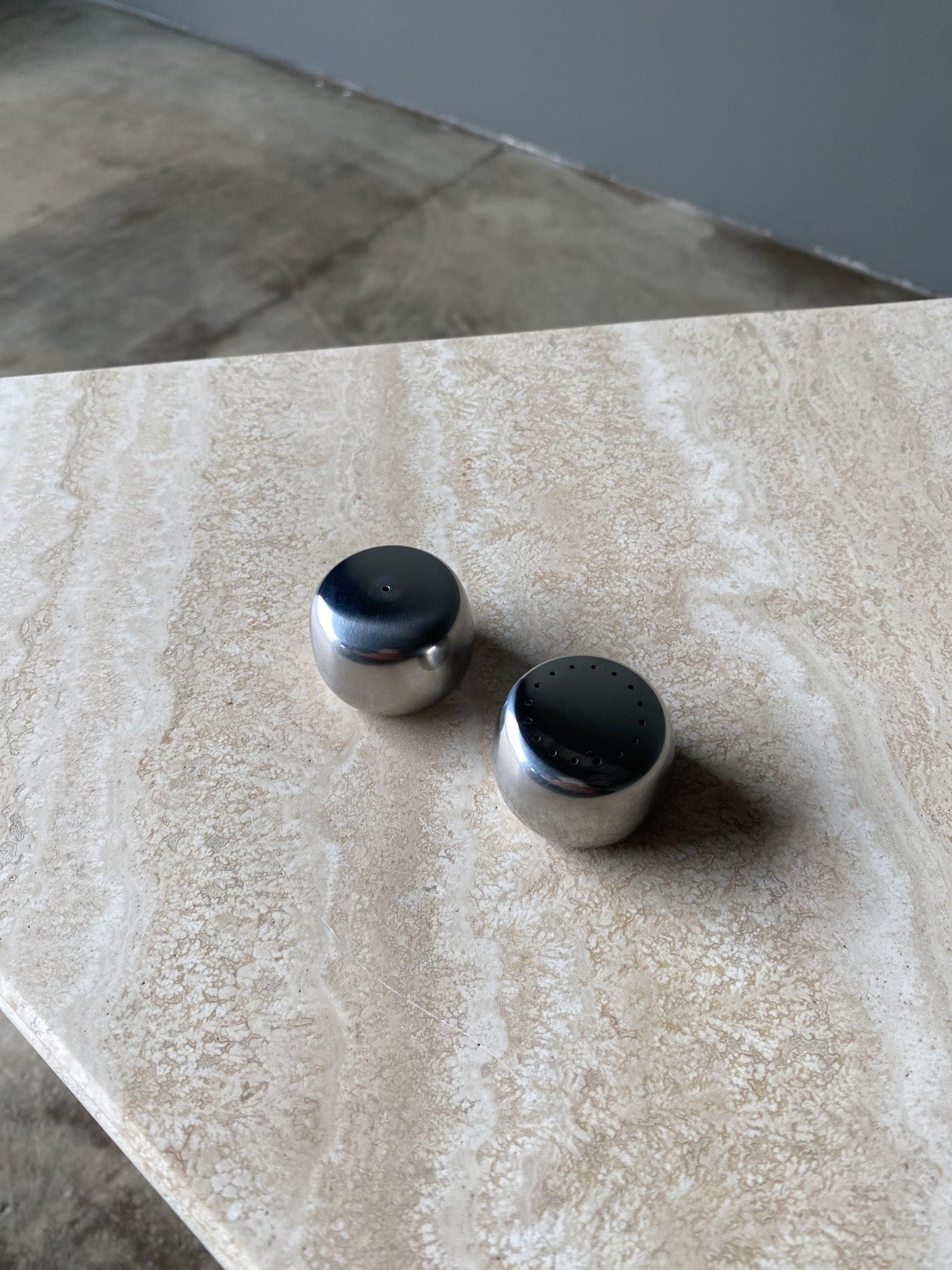 Le saliere e pepiere Georg Jensen #1135 disegnate da Henning Koppel.  Danimarca. 