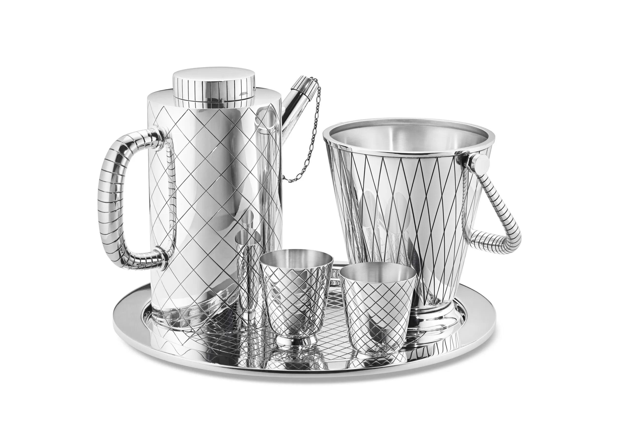 Cubitera o cubo de plata de ley de Georg Jensen, con el diseño nº 819D creado por Sigvard Bernadotte en 1938 como parte del juego de cóctel con el mismo número de diseño, nº 819. El cubo tiene forma cónica con pie biselado, encarnando una estética