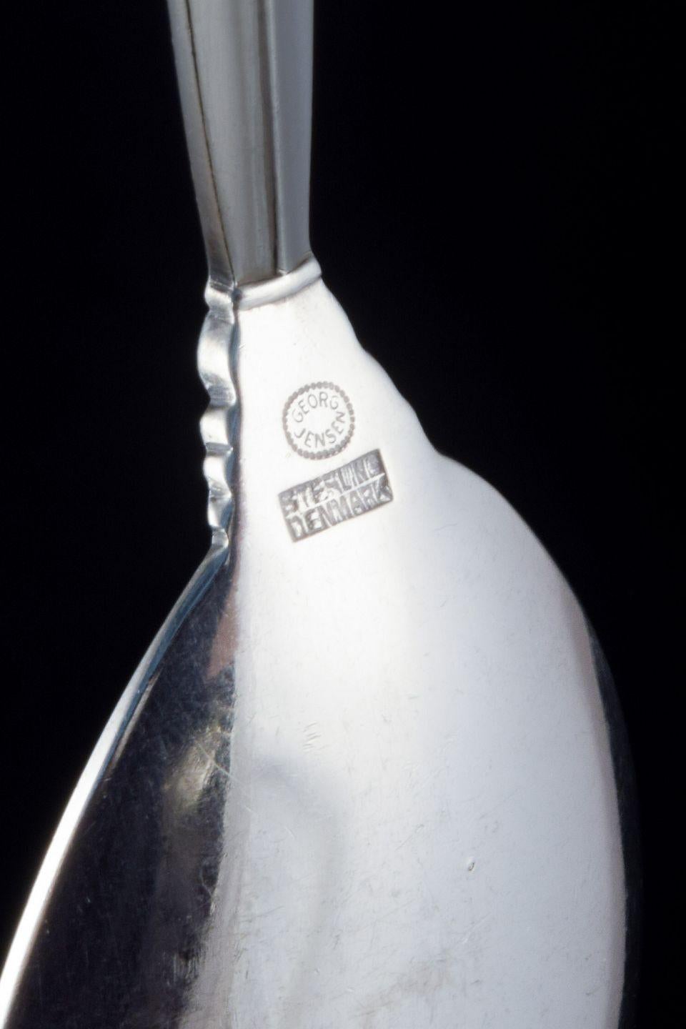 Georg Jensen. Sterling silver jam spoon in the “Acanthus” pattern. In condizioni ottime in vendita a København, Copenhagen