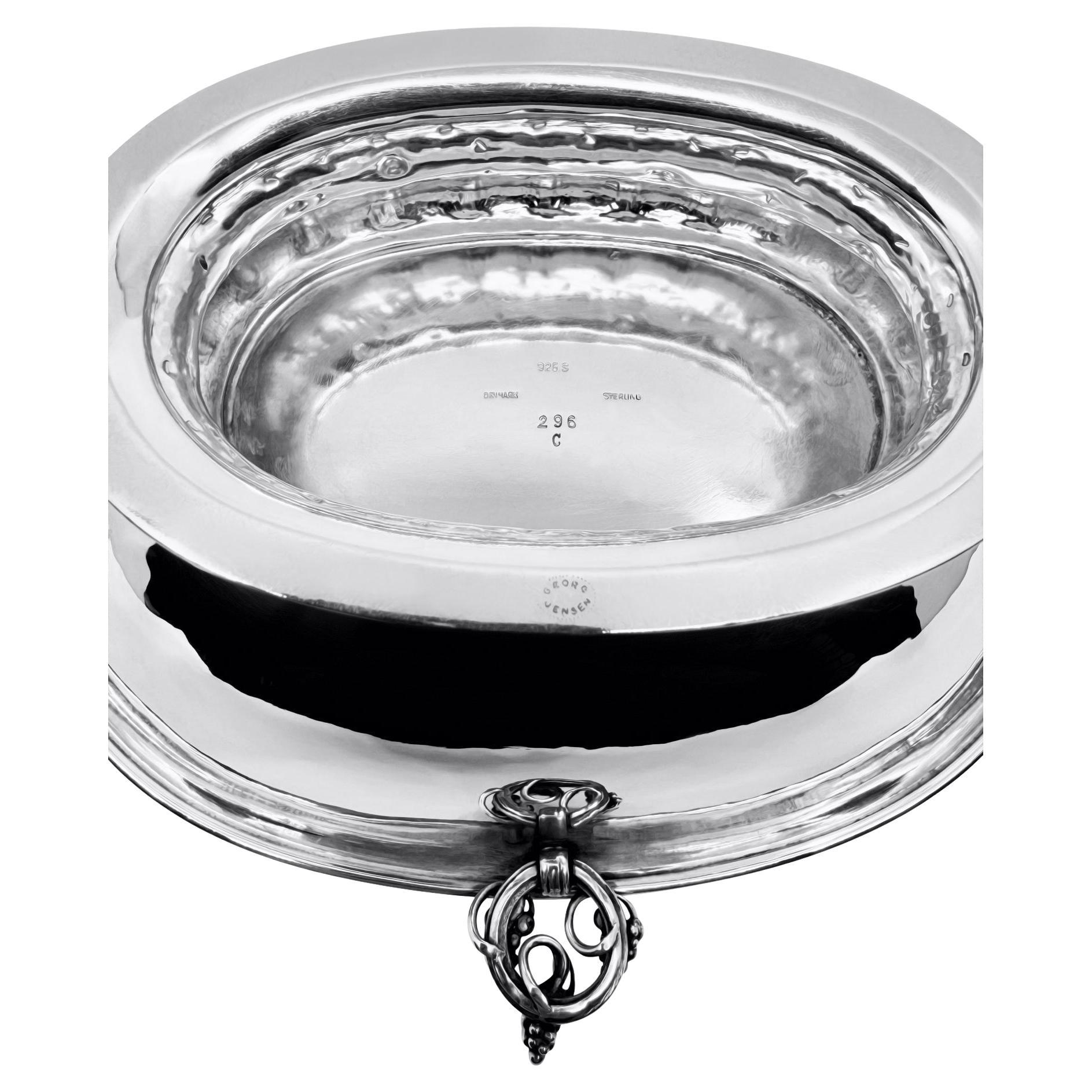 Pequeña jardinera de plata de ley, diseño nº 296C de Georg Jensen, de 1919. Este cuenco ovalado hecho a mano presenta cuatro racimos de uvas colgantes exquisitamente detallados que sirven de asas. Cada racimo, meticulosamente elaborado, consta de