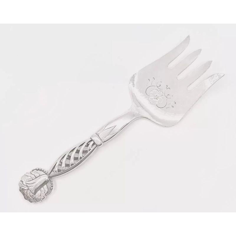 A large sterling silver Georg Jensen fish server, in Ornamental pattern #83 by Georg Jensen from circa 1914.

Additional information:
Material: Sterling silver
Styles: Art Nouveau
Hallmarks: Hallmarks: post 1945 Georg Jensen hallmarks, made in