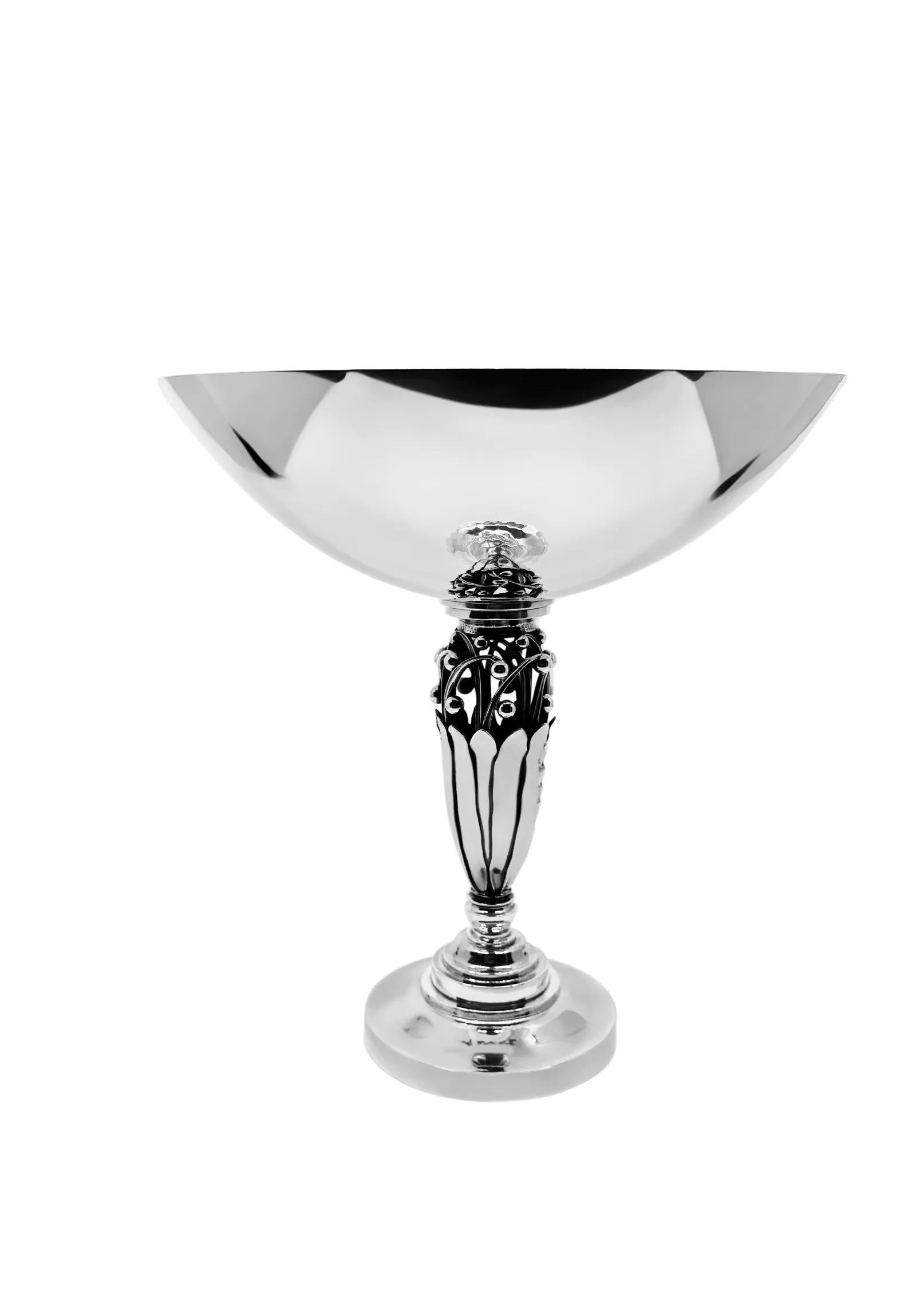Eine frühe und große Tazza aus Sterlingsilber, Design #574, von Johan Rohde, geschaffen 1924. Dieses seltene und begehrte Stück besteht aus einer geräumigen, runden Schale, die von einer eleganten Säule getragen wird, die mit einem Blatt- und