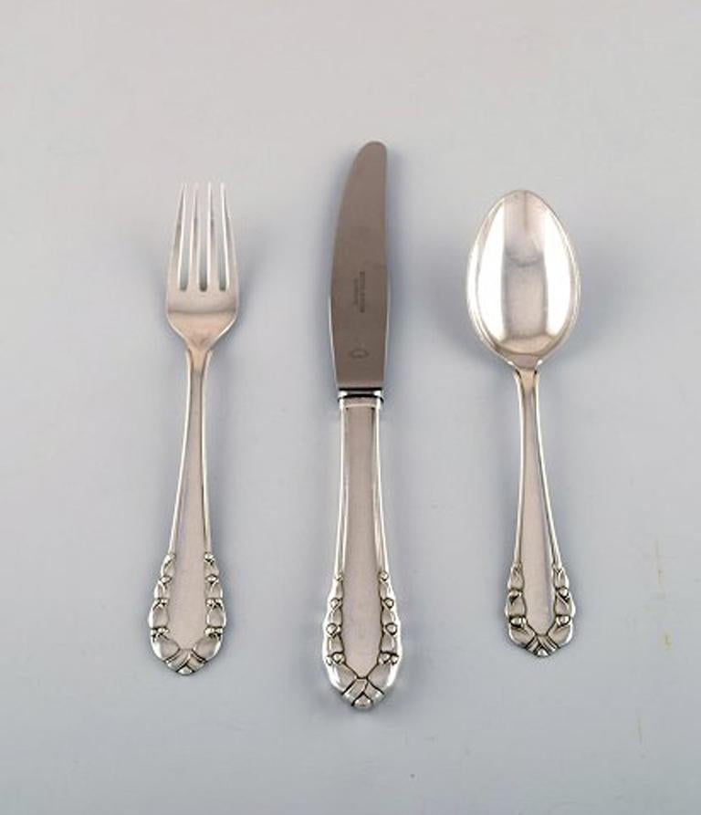 Georg Jensen sterling silver 'Lily of the Valley' cutlery. Complete dinner service, 18 pieces for 6 people.
Consisting of: 6 dinner knives, 6 dinner forks and 6 dessert spoons.
The dinner knife measures: 23 cm.
In perfect condition.
Stamped.