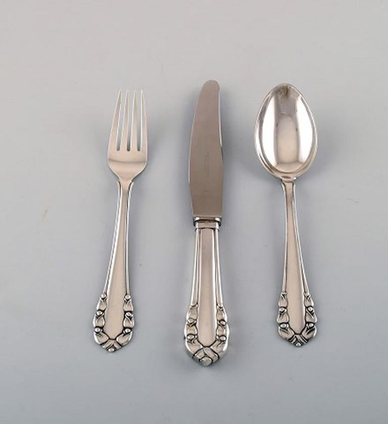Georg Jensen Sterling silver 'Lily of the Valley' Cutlery. Complete lunch service, 36 pieces for 12 p.
Consisting of: 12 lunch knives, 12 lunch forks and 12 dessert spoons.
The lunch knife measures: 20.5 cm.
In perfect condition.
Stamped.