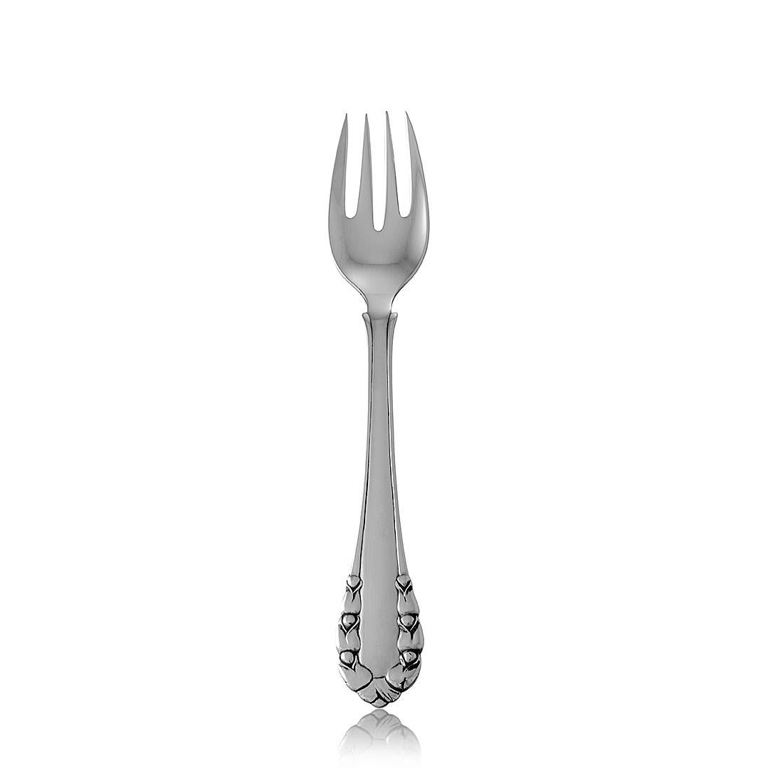 Un tenedor de pescado Georg Jensen de plata de ley, artículo nº 061 en el diseño Lirio del Valle, diseño nº 1 de Georg Jensen de 1913.

Más información:
Material: Plata de ley
Estilos: Art Nouveau
Sellos: Con sello Georg Jensen, fabricado en