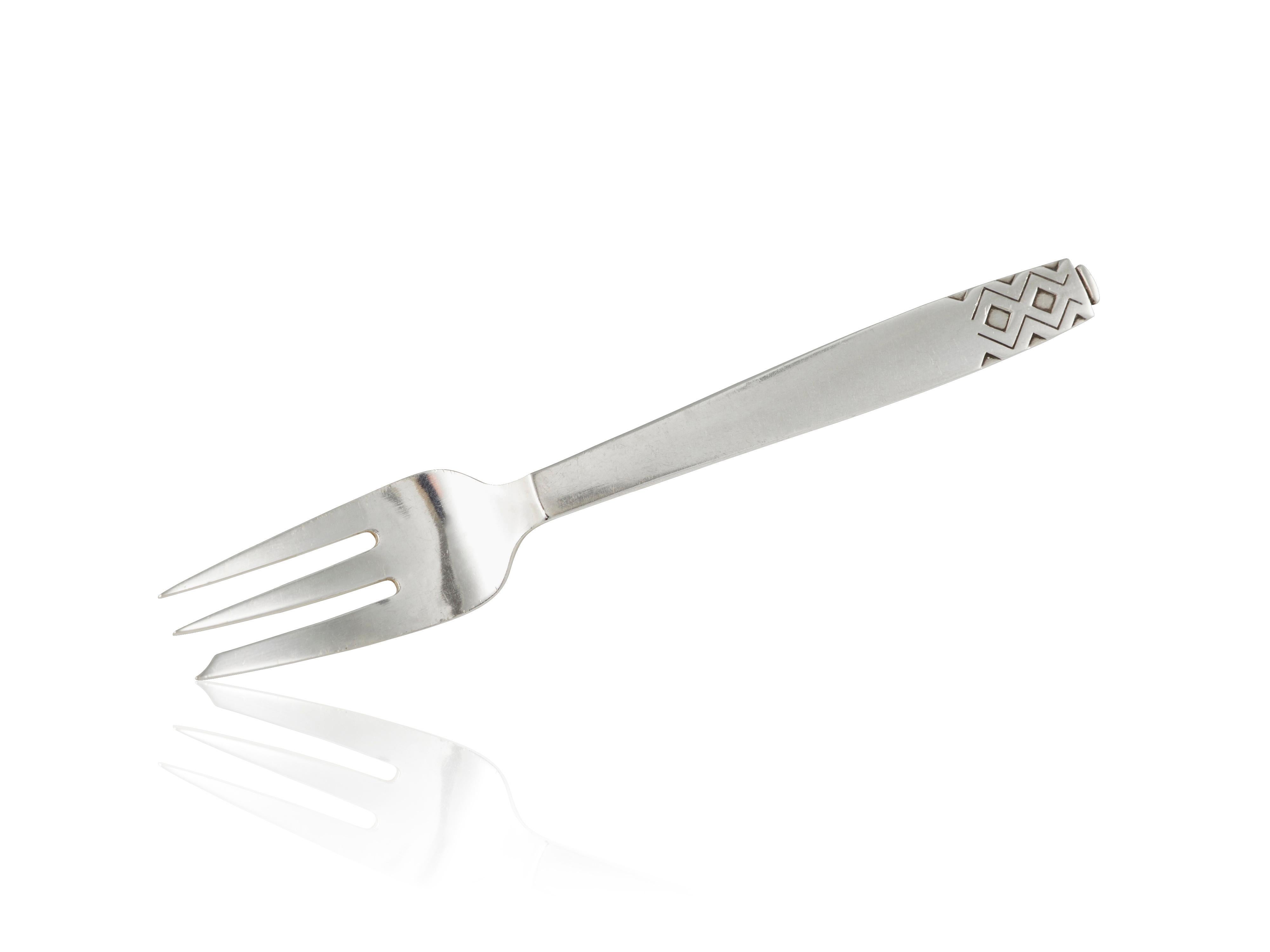 Sterling silver Georg Jensen pastry fork, item 043 in the Mayan Pattern, design #56 by Johan Rohde from 1937.

Additional information:
Material: Sterling silver
Styles: Art Deco
Hallmarks: With Georg Jensen hallmark, made in Denmark.
Dimensions: