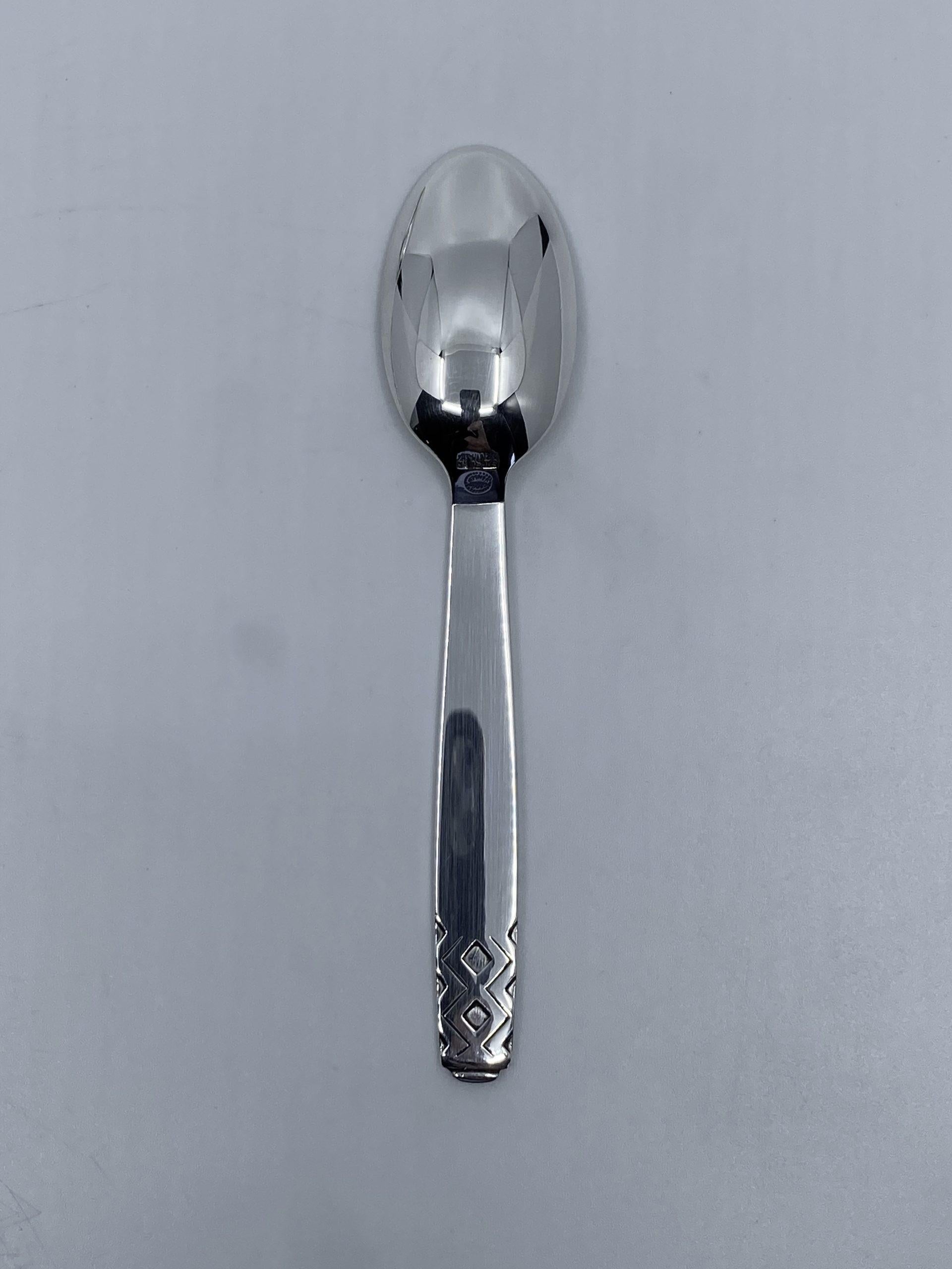 Kleiner Teelöffel aus Sterlingsilber von Georg Jensen, Nr. 033 im Maya-Muster, Design #56 von Johan Rohde aus dem Jahr 1937.

Zusätzliche Informationen:
MATERIAL: Sterling Silber
Stile: Art Deco
Punzierungen: Mit Georg Jensen Punzierung, hergestellt