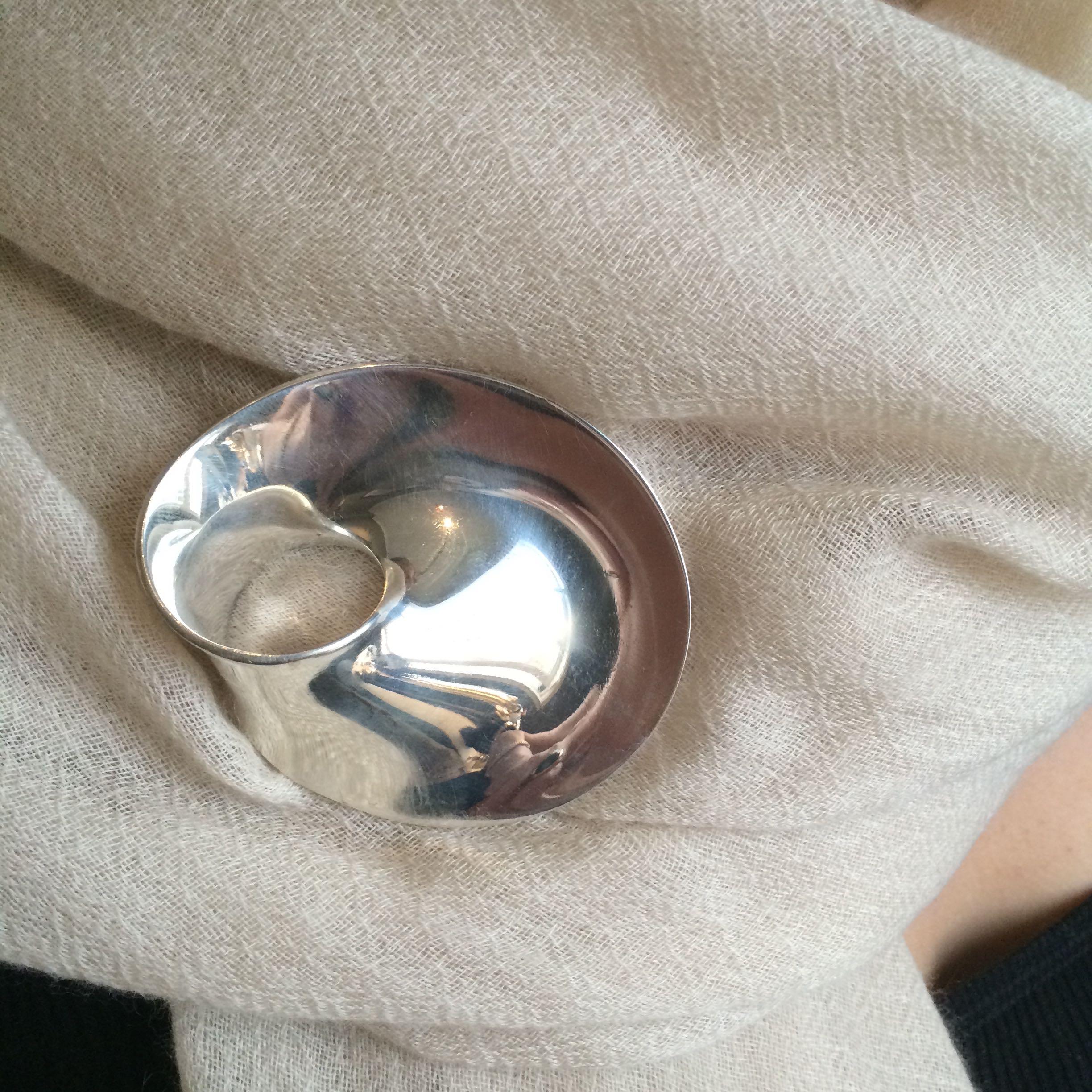 Georg Jensen Sterling Silver Mobius Large Brooch No. 374 by Vivianna Torun In Excellent Condition For Sale In San Francisco, CA