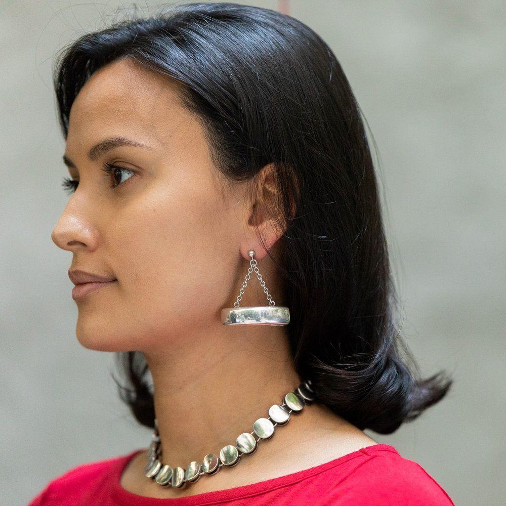 Superbe collier à double disque, style ras du cou, avec des maillons solides et un fermoir à bascule invisible. Très lourd. Excellent état.


Concepteur : Nanna Ditzel
Fabricant : Georg Jensen
Numéro de modèle : 124
Circa : 1960's
Dimensions : 14