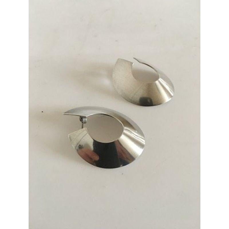 Georg Jensen Sterling Silber Modern Style Ohrringe (Sticks) Nr. 377.

Der Durchmesser beträgt 4,5 cm / 1 49/64 Zoll. Kombiniertes Gewicht von 18,5 g / 0,65 Unzen.