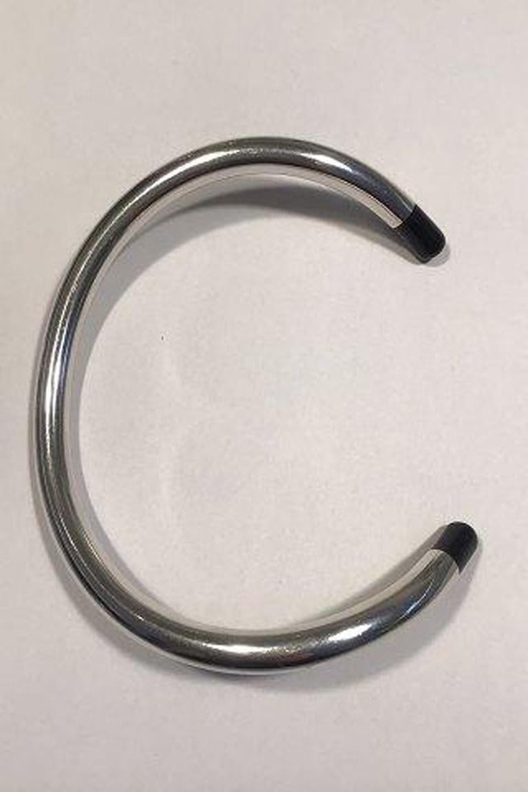 Georg Jensen Sterling Silver Neck Ring No 40 Ove Wendt.

Measures Diam 12 cm(4 23/32 in) Weight 83.4 gr/2.94 oz( End pieces of wood).
