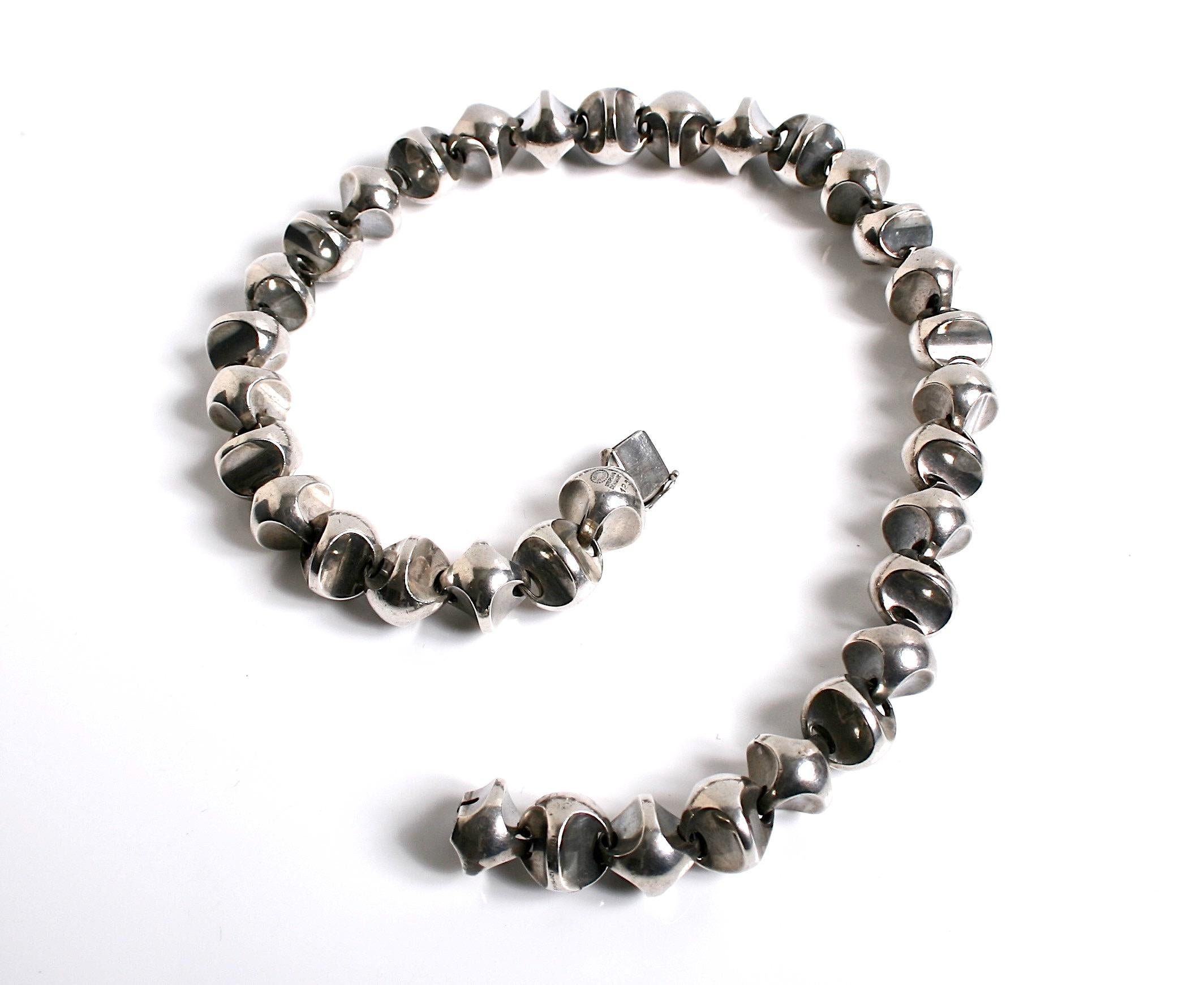 Collar Georg Jensen original de plata de ley diseñado por Flemming Eskildsen Dinamarca c.1961
 Diseño número 125 collar muy buscado Tengo disponible una pulsera a juego
 Se entrega en un estuche de regalo Georg Jensen