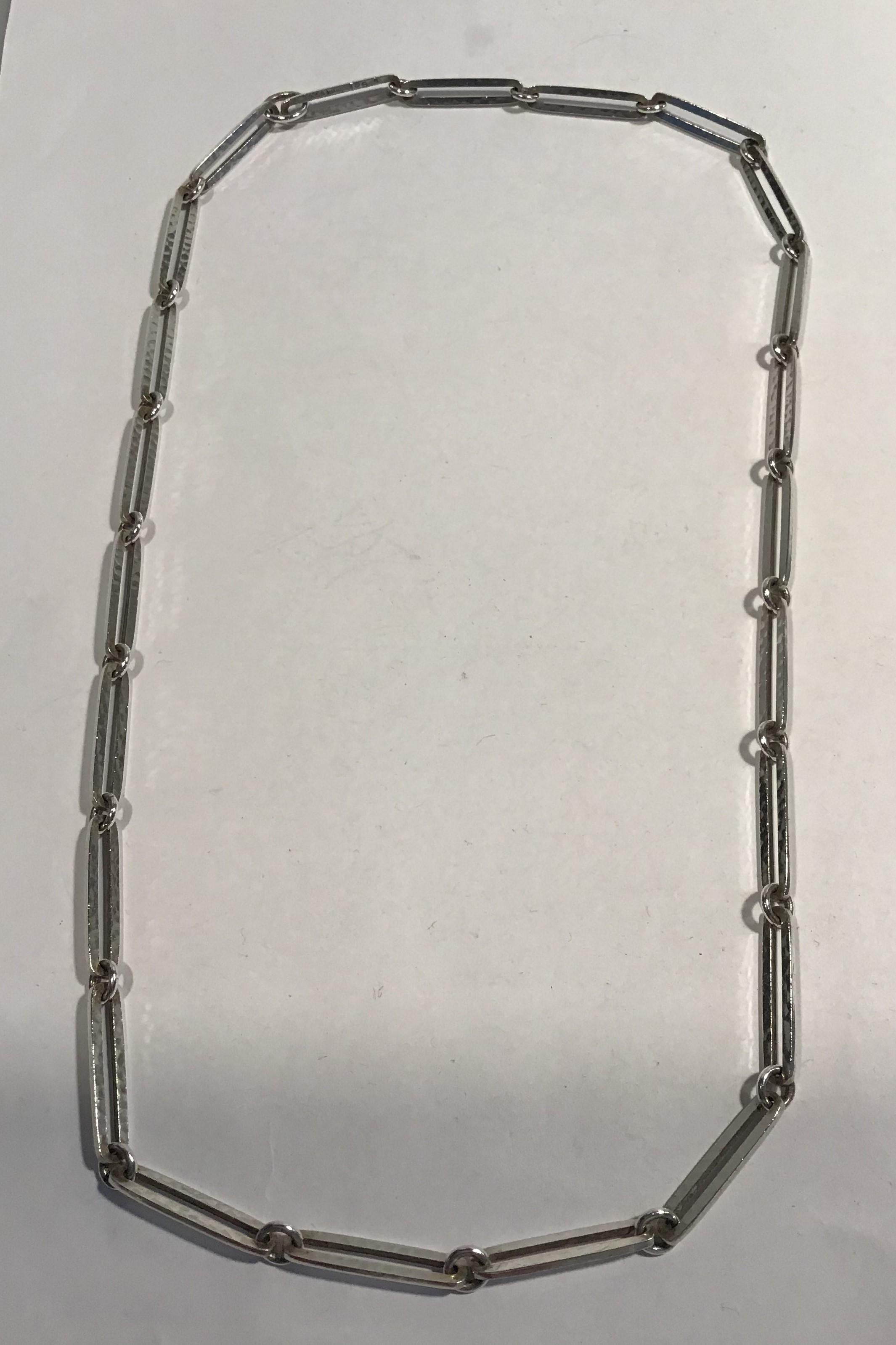 Georg Jensen Sterling Silver Necklace No 195 A Design Bent Gabrielsen 

Measures 62 cm (24 13/32 in) 23 hammered links 
Weight 35.6 gr/1.25 oz