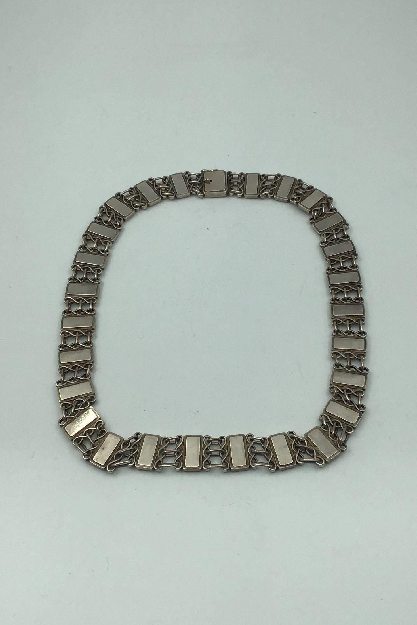 Georg Jensen Sterling Silber Halskette Nr. 63. Maße 37,5 cm / 14 49/64 in. Wiegt 59,9 g / 2,11 Unzen. Ab nach 1945
