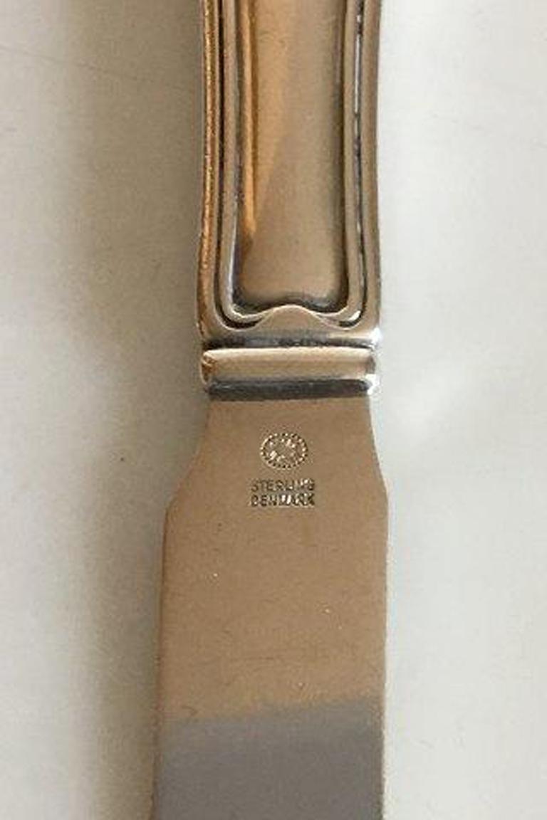 Georg Jensen sterling silver old danish butter knife no 26.

Measures 15 cm / 5 29/32 in.
 