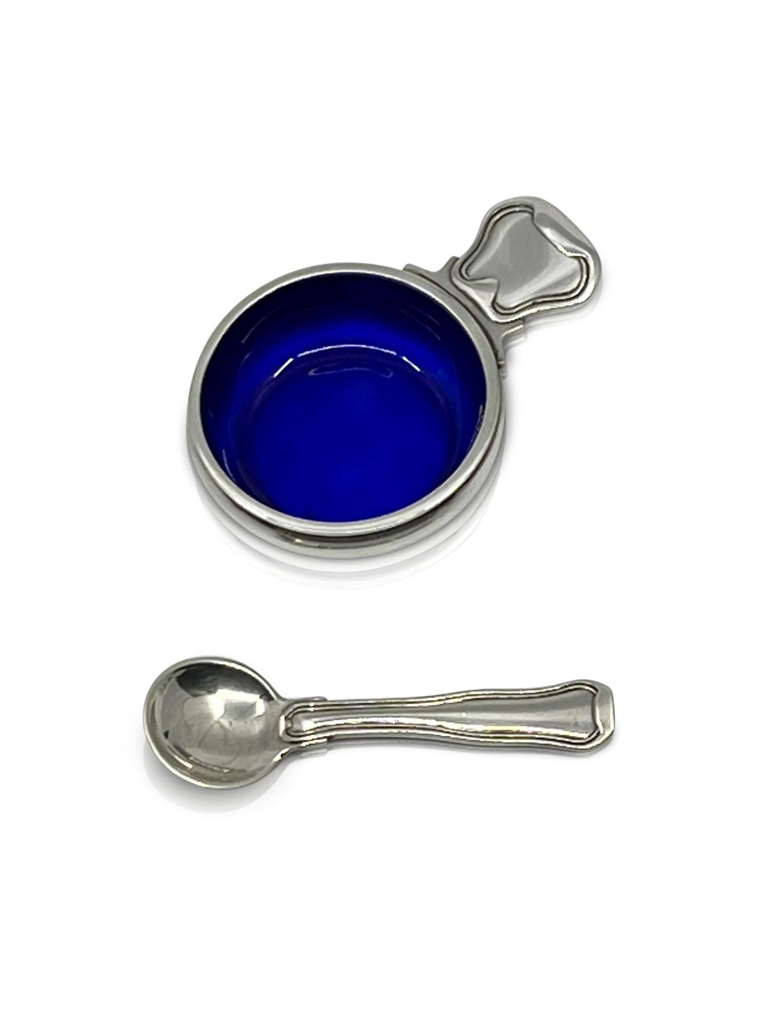 Sterling silver Georg Jensen salt cellar with blue enamel lining and matching salt spoon, items 102 & 103 in the Old Danish pattern, design #100 by Harald Nielsen from 1947.

Additional information:
Material: Sterling silver
Styles: Arrt