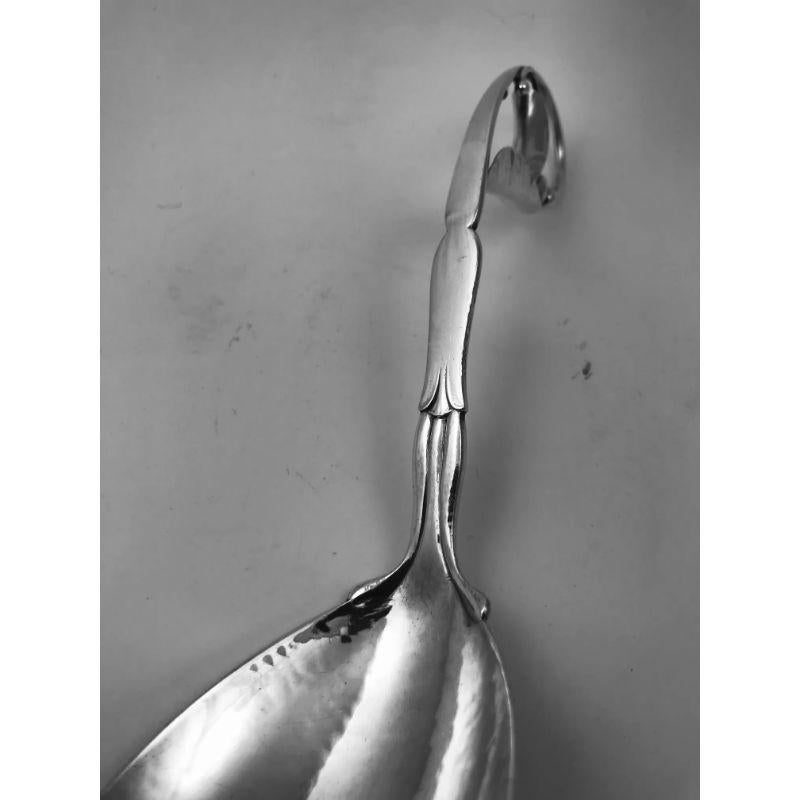 A sterling silver Georg Jensen ornamental sauce ladle with floral decoration in the handle, design #141 by Georg Jensen from circa 1912.

Additional information:
Material: Sterling silver
Styles: Art Nouveau
Hallmarks: We currently have three of