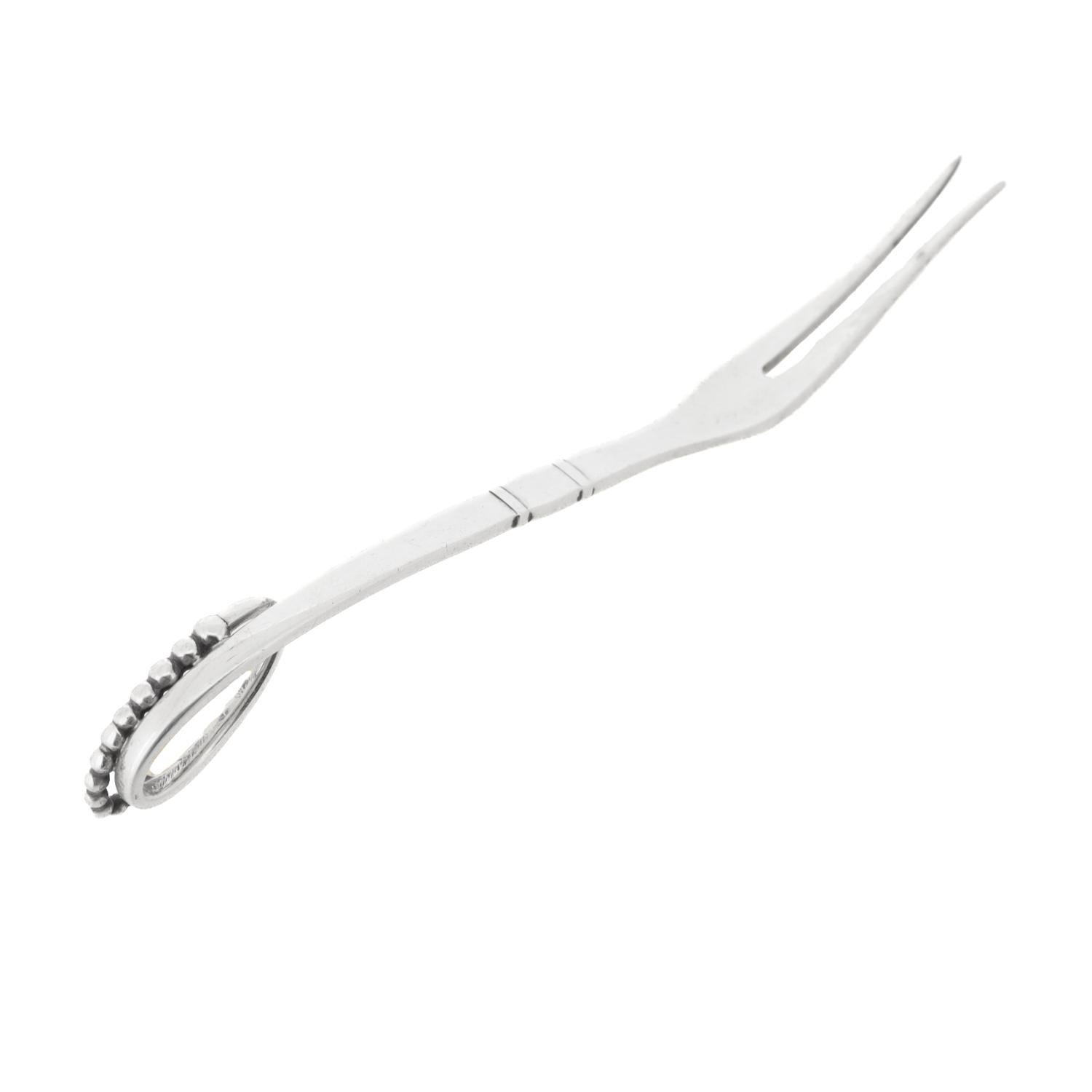 Un tenedor de limón de plata fina.

En plata de ley.

Por Georg Jensen.

En el modelo Ornamental (nº 30).

Sencillamente, ¡un maravilloso tenedor danés de plata para limones!

Date:
siglo XX

Estado general:
En general, está en buen estado, como en
