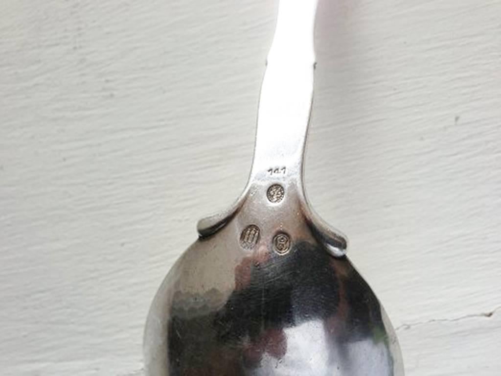 Georg Jensen ornamental spoon in silver from 1931 #141. Measure: 20.6 cm / 8 7/64 in. From 1931.