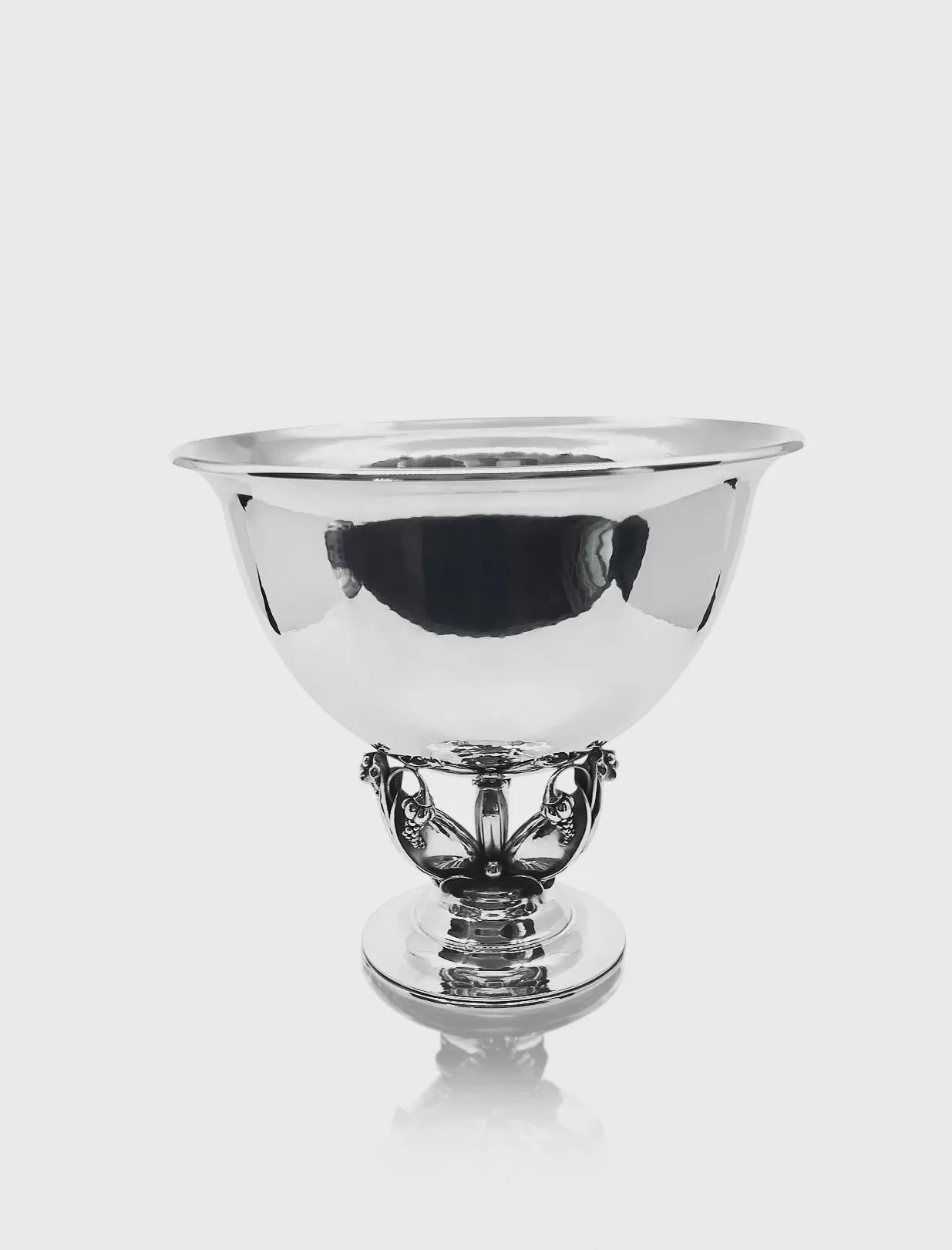 Gran cuenco de plata de ley Georg Jensen, diseño 468A de Gundorph Albertus, de 1926. El cuenco sirve de pesado centro de mesa, elegantemente colocado sobre tres delicados soportes en forma de hoja adornados con motivos florales. Cada uno de estos