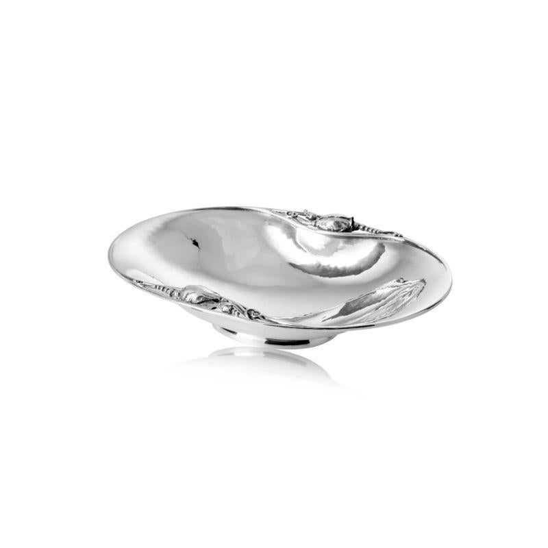 A sterling silver Georg Jensen oval Blossom/Magnolia dish on a small foot, design #2A by Georg Jensen from 1904.

Additional information:
Material: Sterling silver
Styles: Art Nouveau
Hallmarks: Vintage Georg Jensen hallmark from