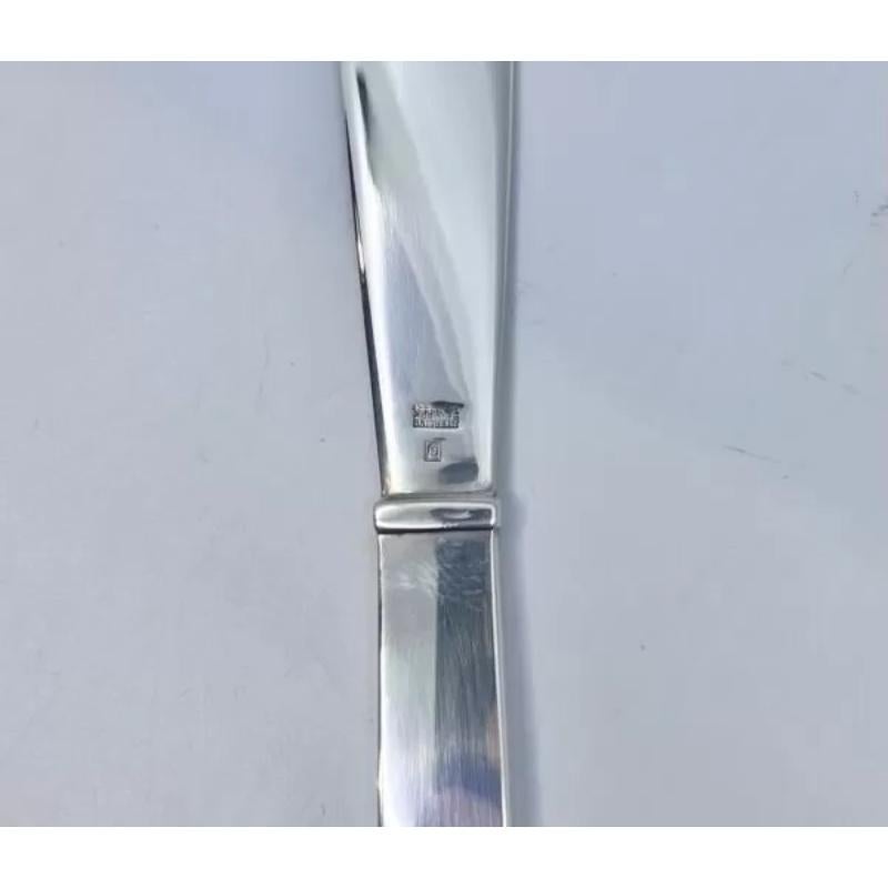Abrecartas Georg Jensen de plata de ley, número 301 del modelo Paralelo. Esta es la versión de lujo totalmente plateada, tanto el mango como la hoja son plateados.

Más información:
Material: Plata de ley
Estilo: Art Deco
Sellos: Con sello de época