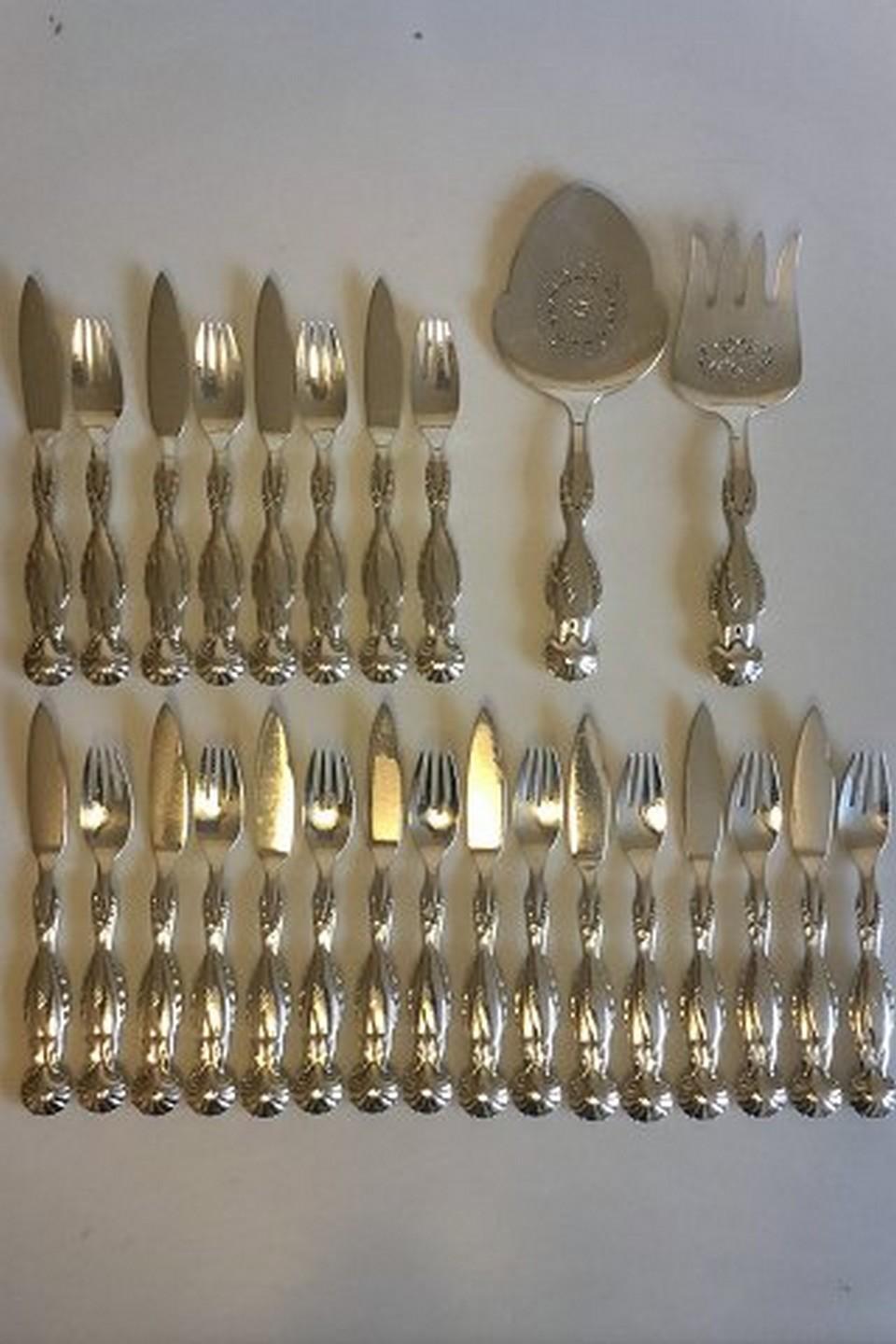 Georg Jensen sterling silver pattern no 55 fish service. Set for 12 persons with serving set. The set consists og 26 pieces:

12 x fish knives, measures 20.7 cm / 8 5/32 in.
12 x fish forks, measures 18.6 cm / 7 21/64 in.
1 x serving spade,