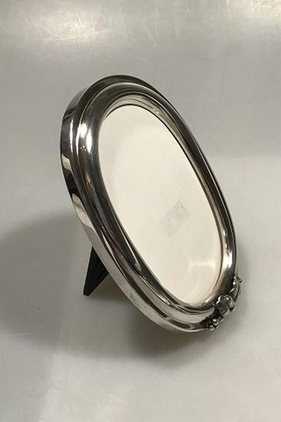Georg Jensen sterling silver picture frame no 425. Measures 15.5 cm x 11.5 cm(6 7/64 in x 4 17/32 in) Weight 150 gr Incl stand (No glass)
Item no.: 434572.