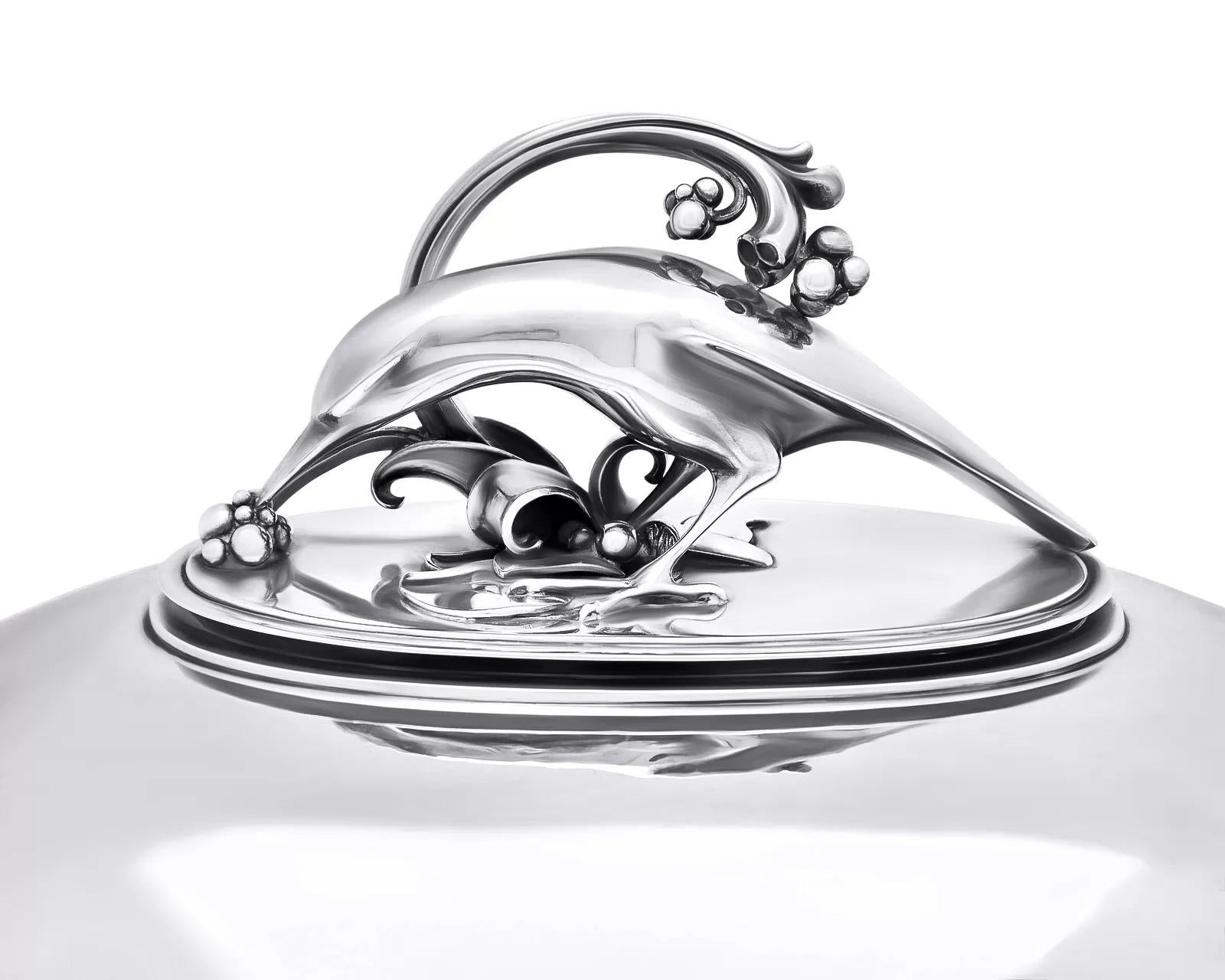 Un raro e squisito piatto ovale d'epoca in argento sterling Georg Jensen con coperchio figurato, caratterizzato dall'iconico disegno della piramide, design #600S di Harald Nielsen del 1930. Questo pezzo impressionante vanta un grande piatto a cupola