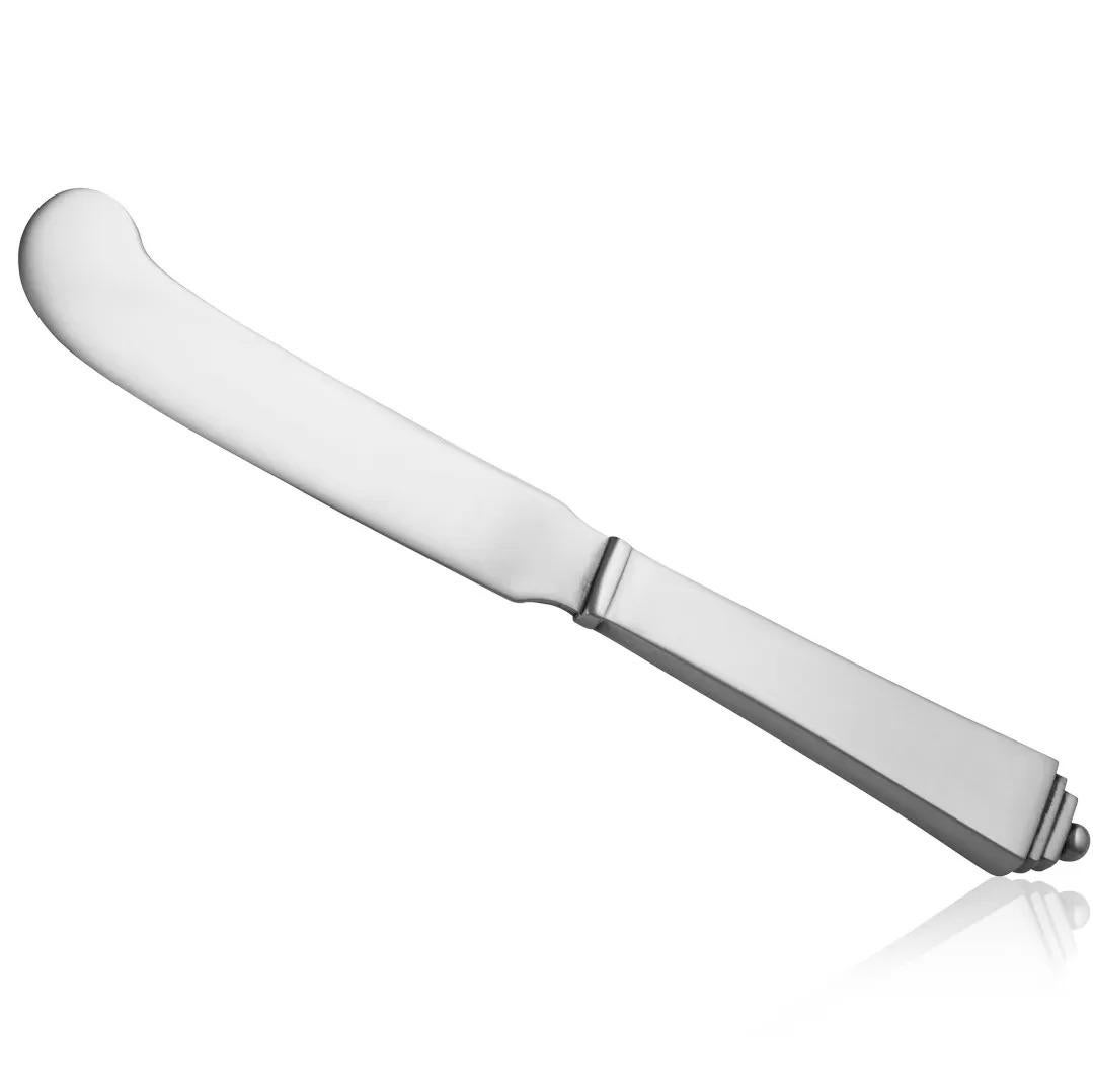 Ein Sterlingsilber-Buttermesser von Georg Jensen, Nr. 046 im Pyramidenmuster, Design #15 von Harald Nielsen aus dem Jahr 1926.

Abmessungen: Maße: 14,6 cm (5 3/4