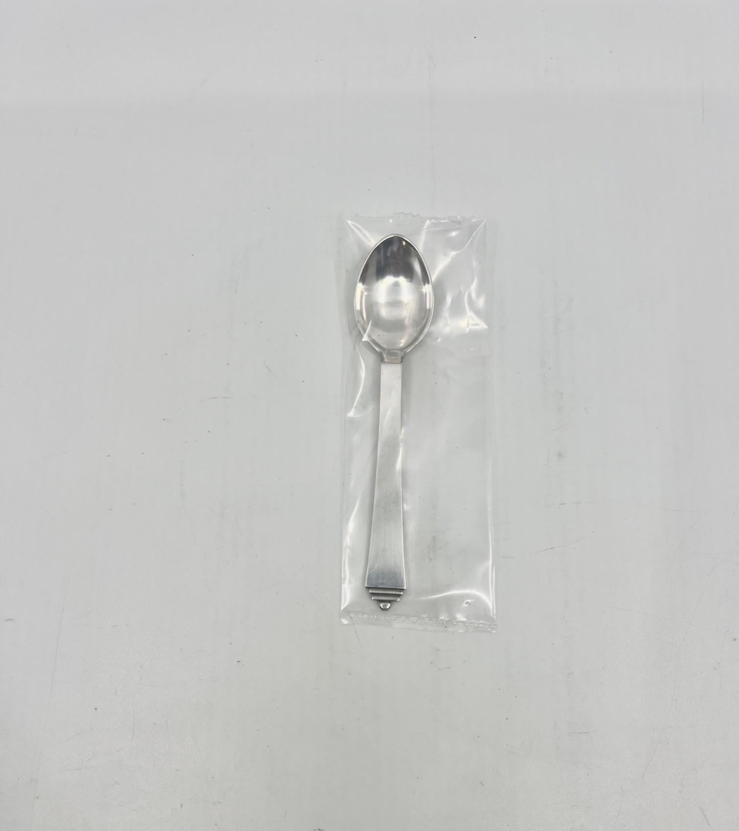 Cuillère à café Georg Jensen en argent sterling, référence 034 dans le motif Pyramide, design/One n°15 de Harald Nielsen de 1927.

Informations complémentaires :
Matériau : Argent sterling
Styles : Art déco
Poinçons : Beaucoup avec des poinçons
