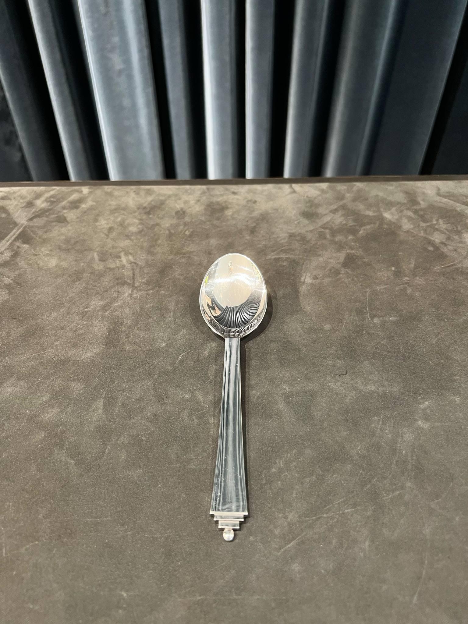 Ein Sterling Silber Georg Jensen Dessertlöffel, Artikel 021 in der Pyramide Muster, Design # 15 von Harald Nielsen aus dem Jahr 1926.

Abmessungen: Maßnahmen 6½