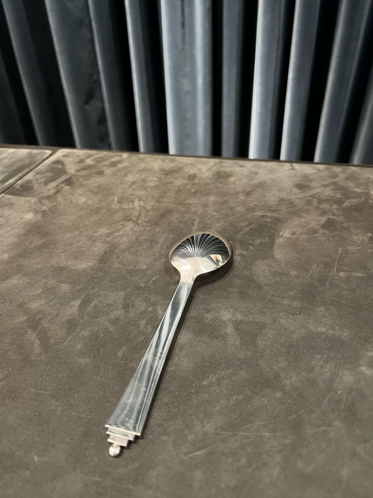 Dessertlöffel 021 aus Sterlingsilber mit Pyramidenmotiv von Georg Jensen (Art déco) im Angebot