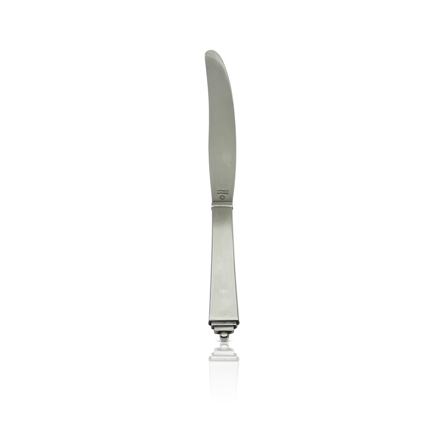 A vintage sterling silver Georg Jensen fruit/child knife, item #045 in the Pyramid pattern, design #15 by Harald Nielsen from 1926. The whole knife, both the handle and the blade, are sterling silver.

Additional information:
Material: Sterling