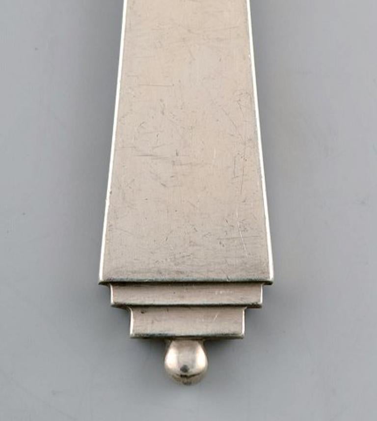 Georg Jensen sterling silver pyramid serving spade/cake server in all sterling silver.
2 pieces. in stock.
Measures 19.5 cm.
Designed by Harald Nielsen 1933-44.
In perfect condition.
Stamped. French import stamp.