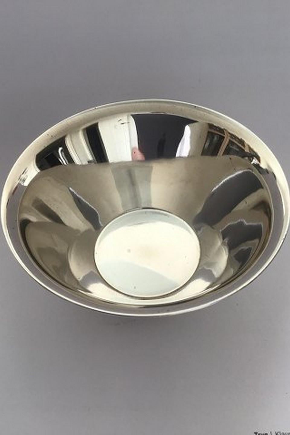 Georg Jensen sterling silver pyramid sugar bowl No 600C
Measures: Height 5.5 cm (2 11/64 in), diameter 10.3 cm(4 1/16 in)
Item no.: 398916.