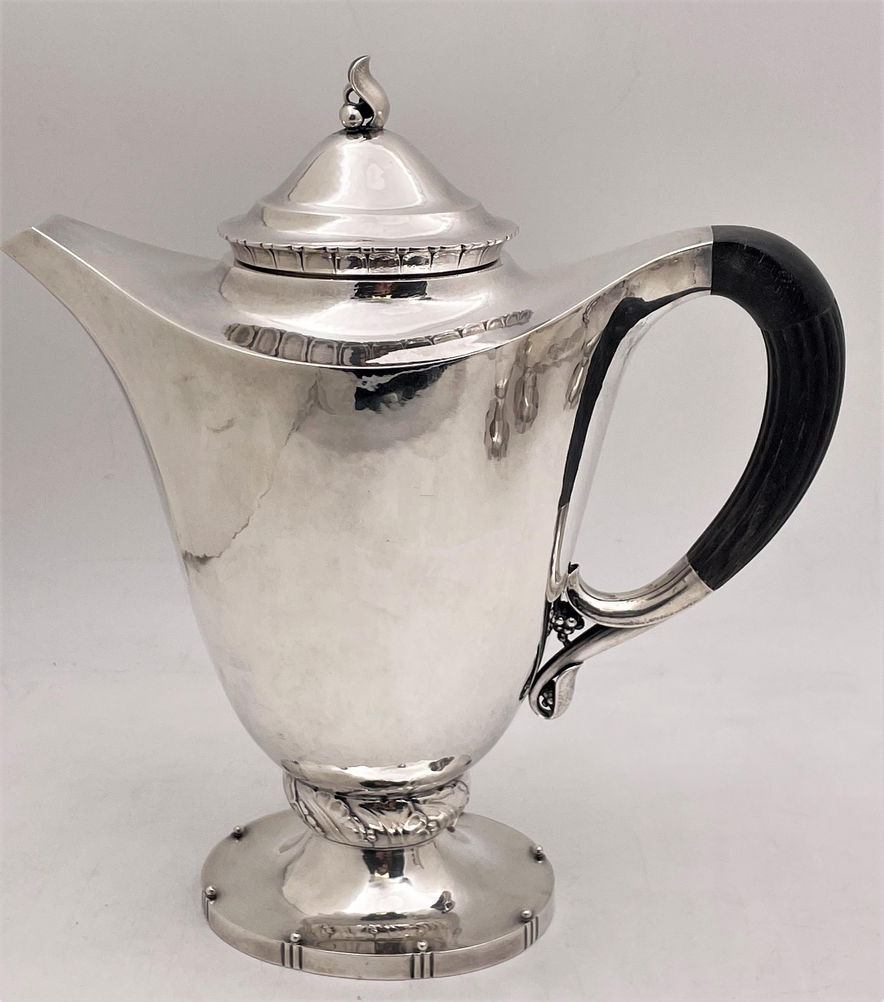 Seltenes 4-teiliges Tee- und Kaffeeservice von Georg Jensen aus Sterlingsilber, alle schön handgehämmert, mit exquisiten Naturmotiven und eleganten Proportionen, entworfen von Georg Jensen um 1910/1920, bestehend aus:

- eine Kaffeekanne mit einer