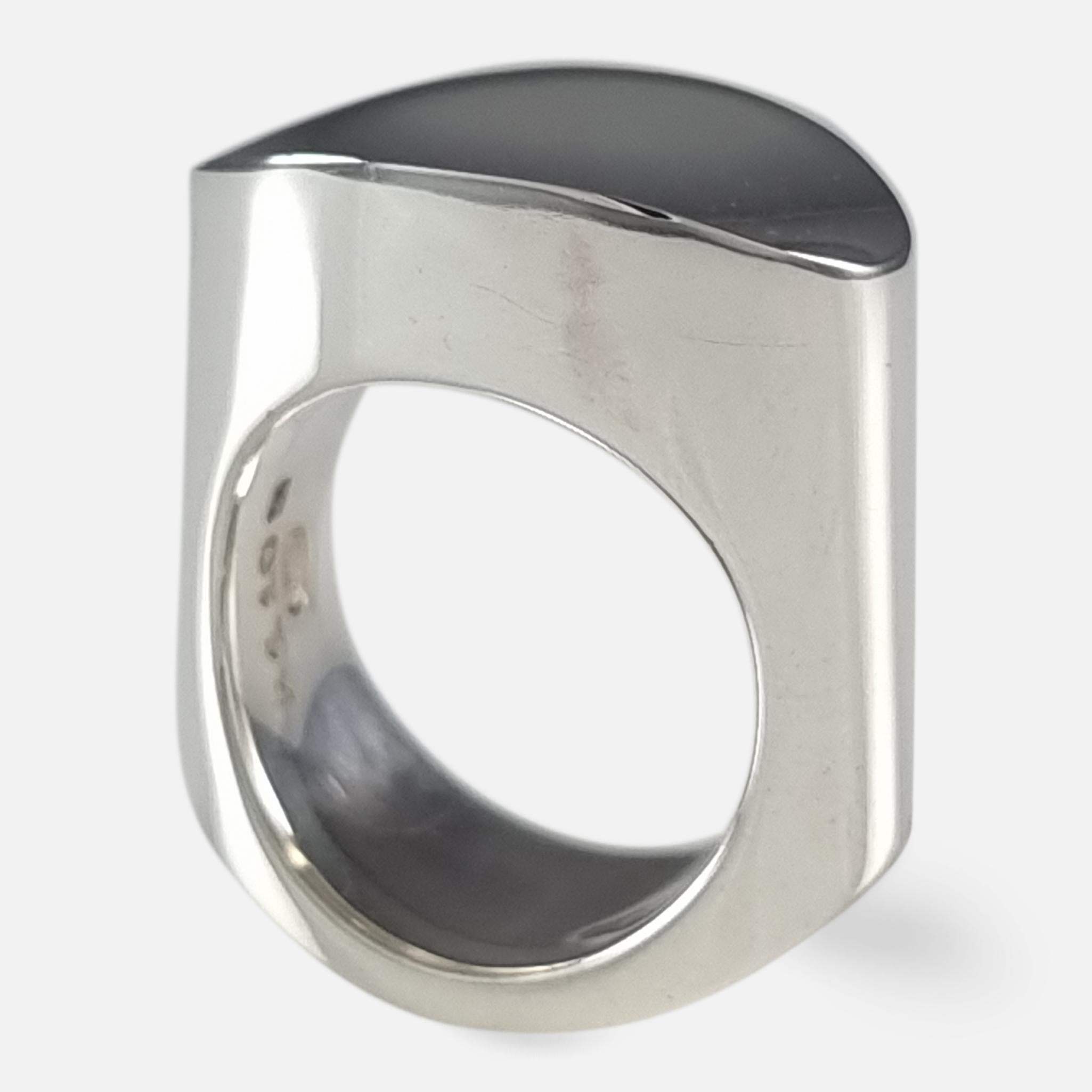 Ein dänischer Ring aus Sterlingsilber, #A110B, entworfen von Andreas Mikkelsen für Georg Jensen.

Gestempelt Georg Jensen innerhalb der gepunkteten ovalen Marke, 