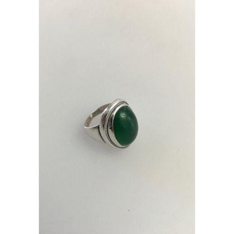 Georg Jensen Sterling Silber Ring Nr. 46A mit grünem Achat. 

Von 1930-1945.

Ring Größe 52 / US 6. Wiegt 8 g / 0,30 Unzen