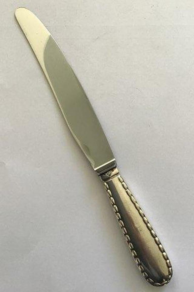 Georg Jensen sterling silver rope dinner knife no 003.

Measures 23.5 cm(9 1/4 in).